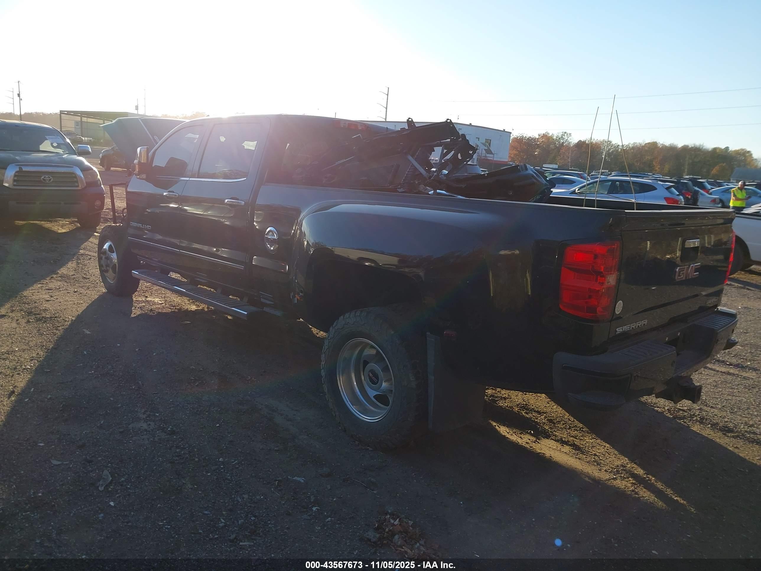 GMC SIERRA image 3
