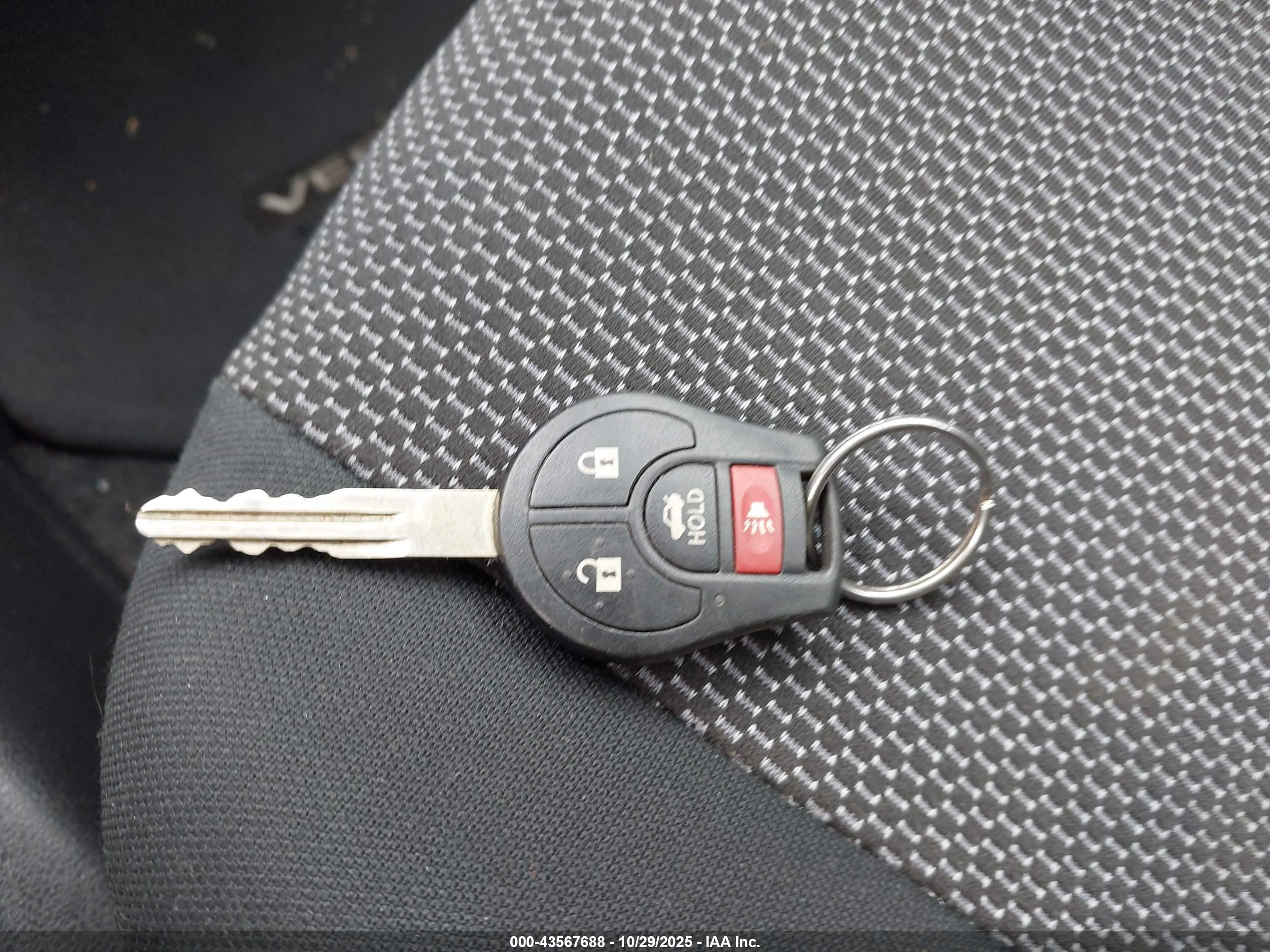 NISSAN VERSA image 11