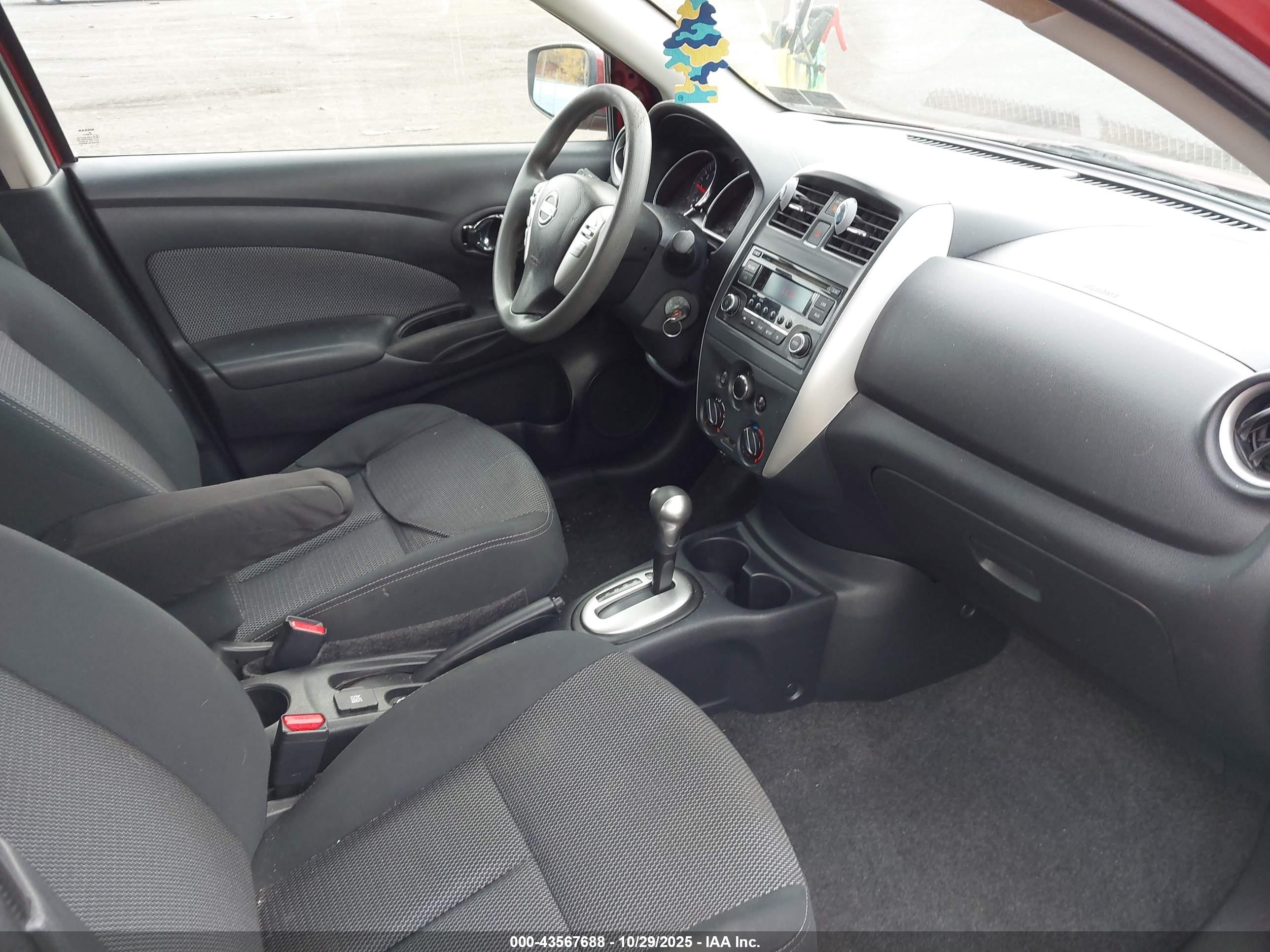 NISSAN VERSA image 5