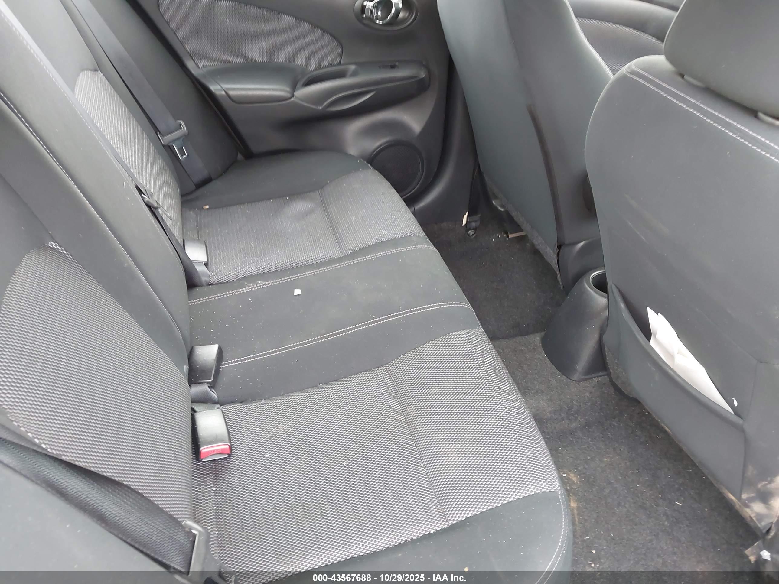 NISSAN VERSA image 8