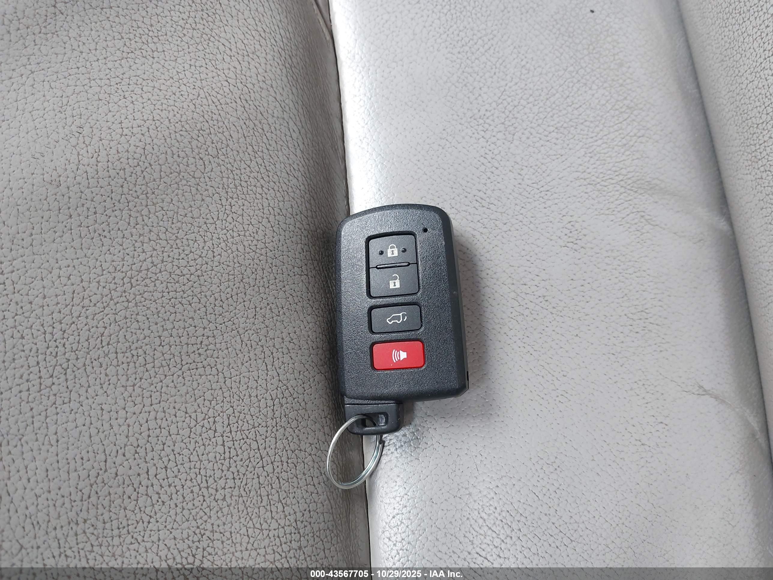 TOYOTA AVALON image 11