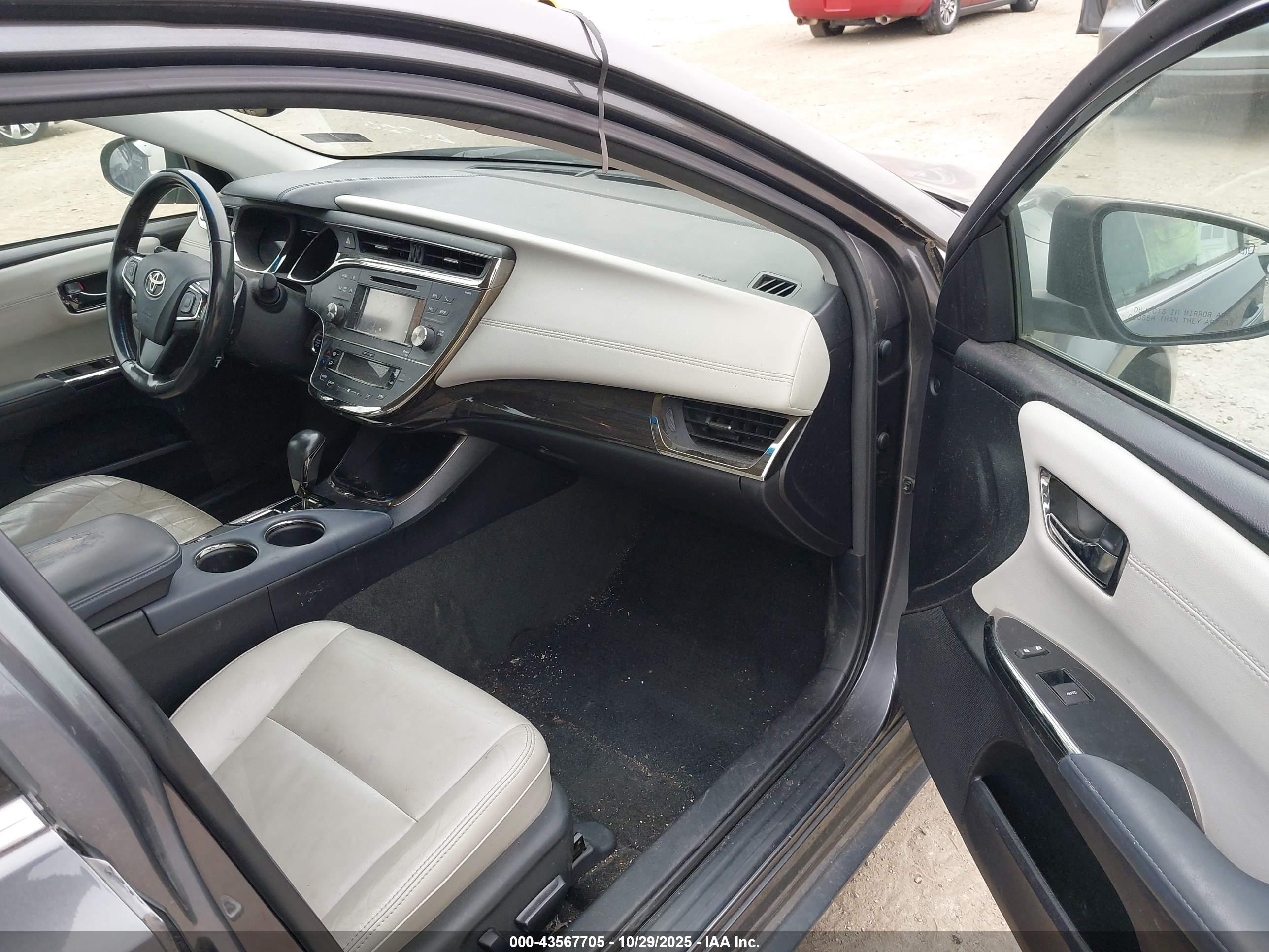TOYOTA AVALON image 5
