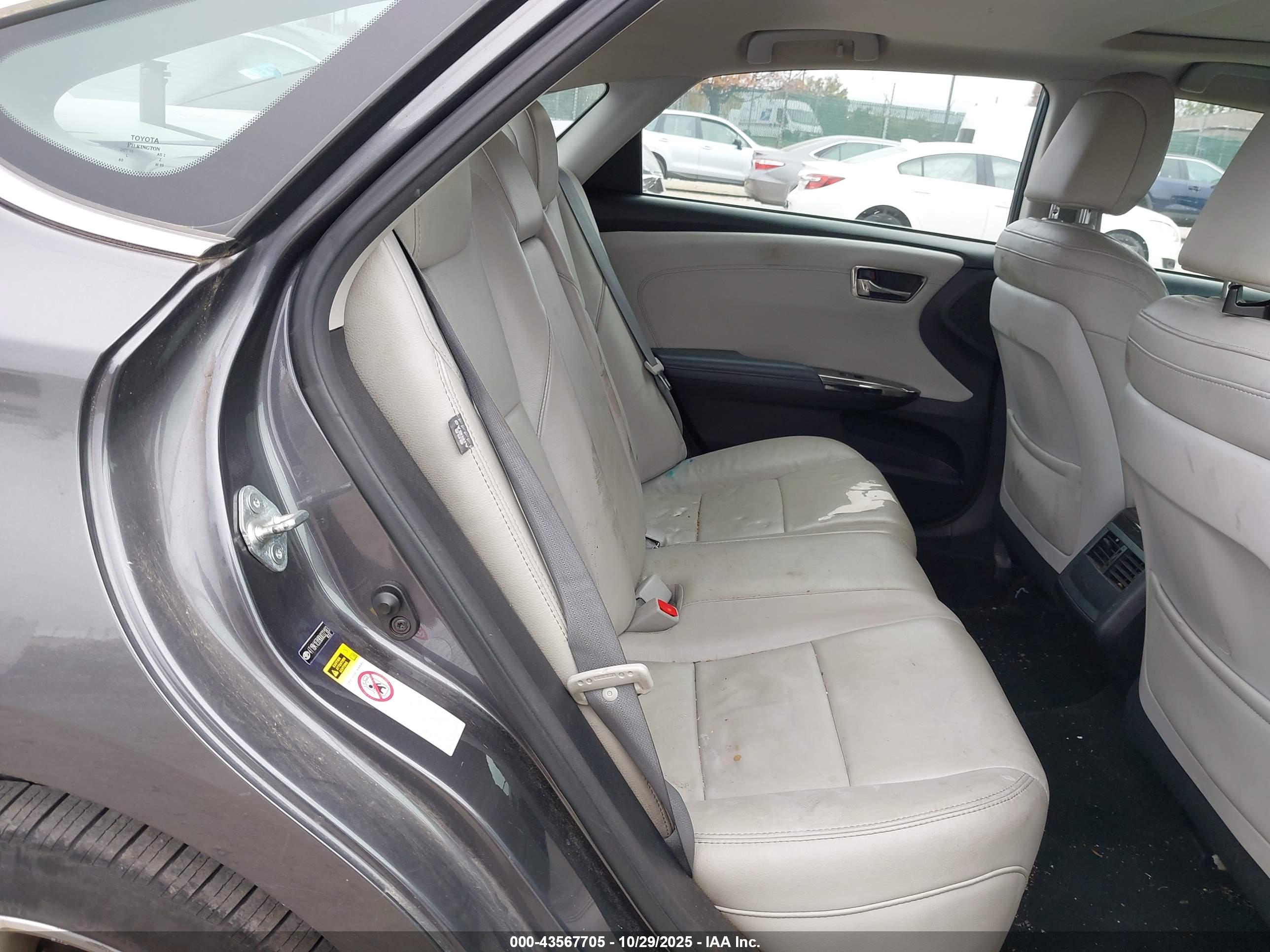 TOYOTA AVALON image 8