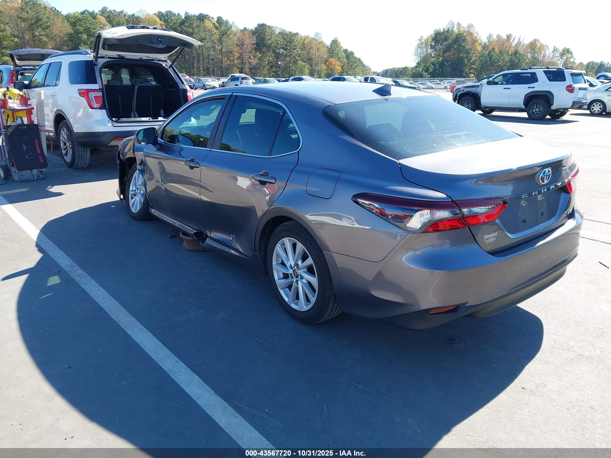 TOYOTA CAMRY image 3
