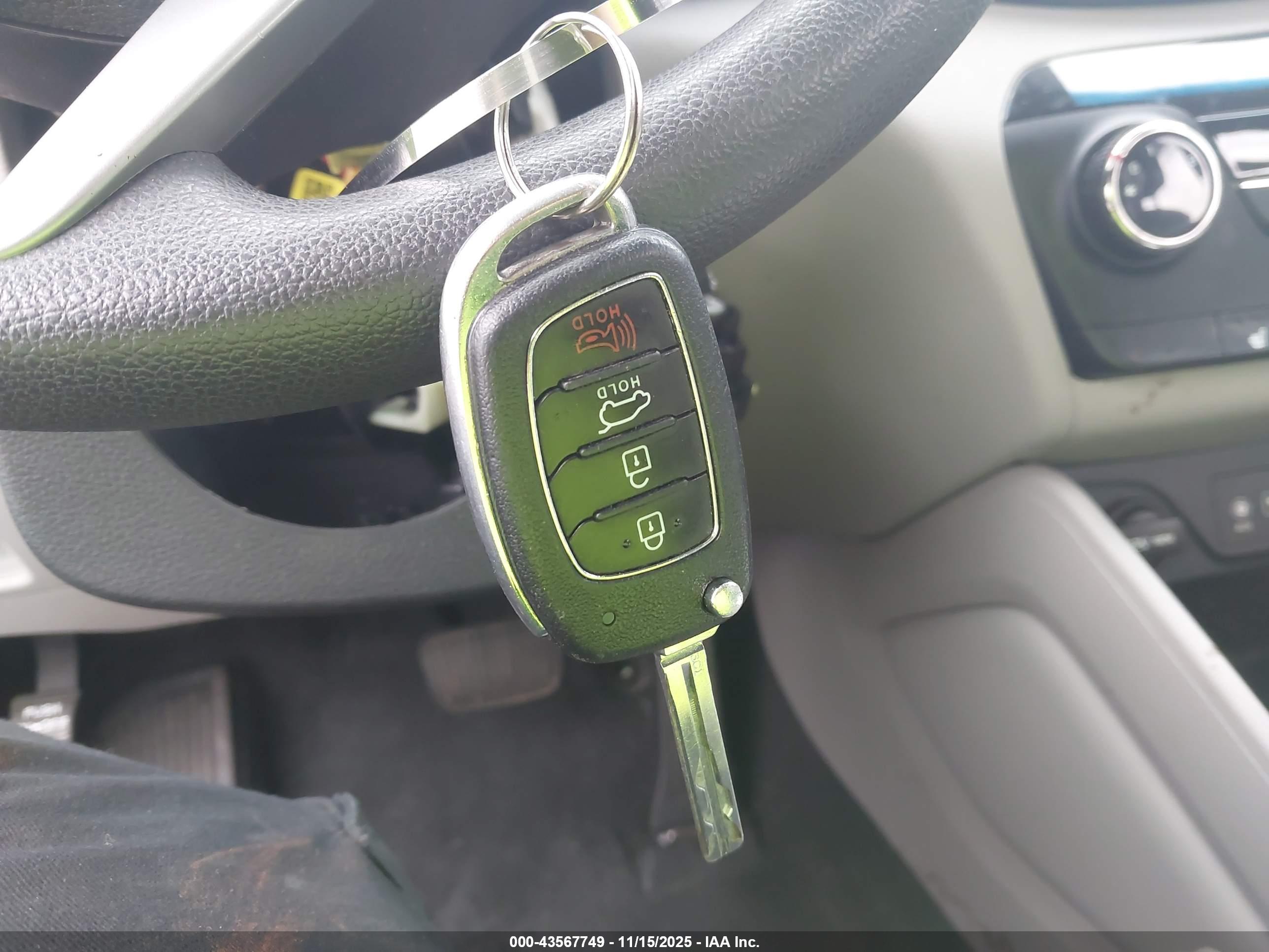 HYUNDAI TUCSON image 11