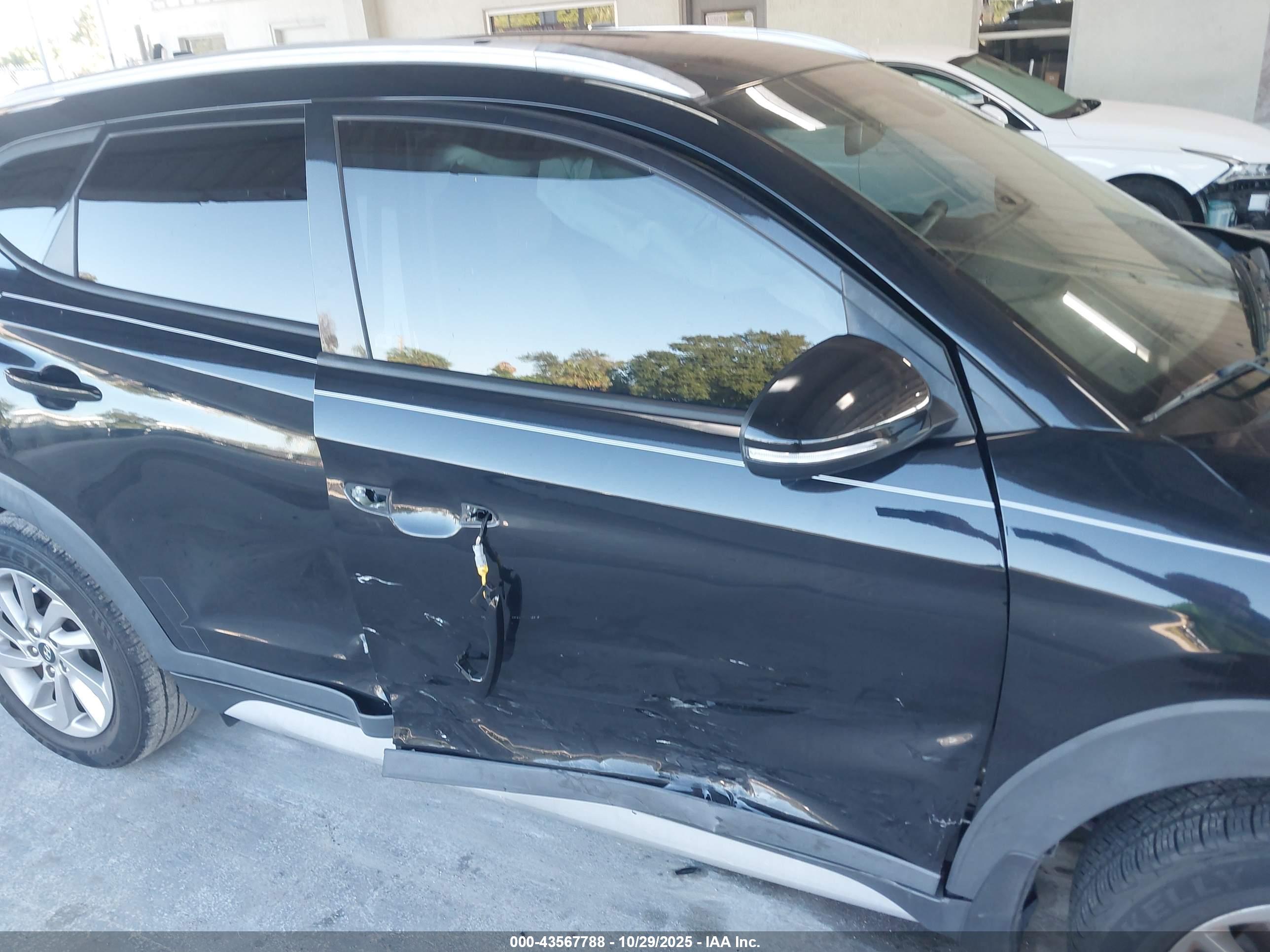 HYUNDAI TUCSON image 6
