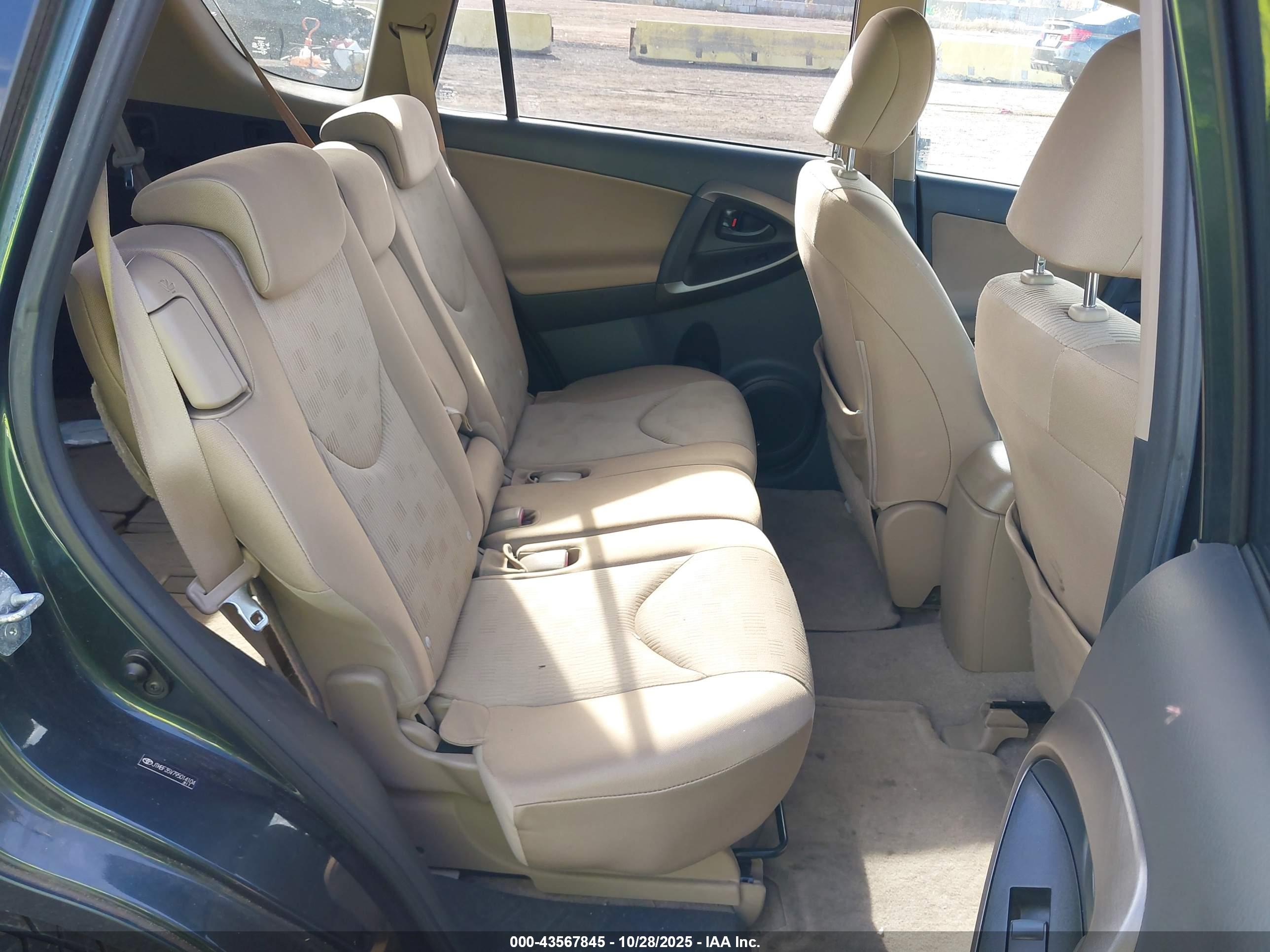 TOYOTA RAV4 image 8