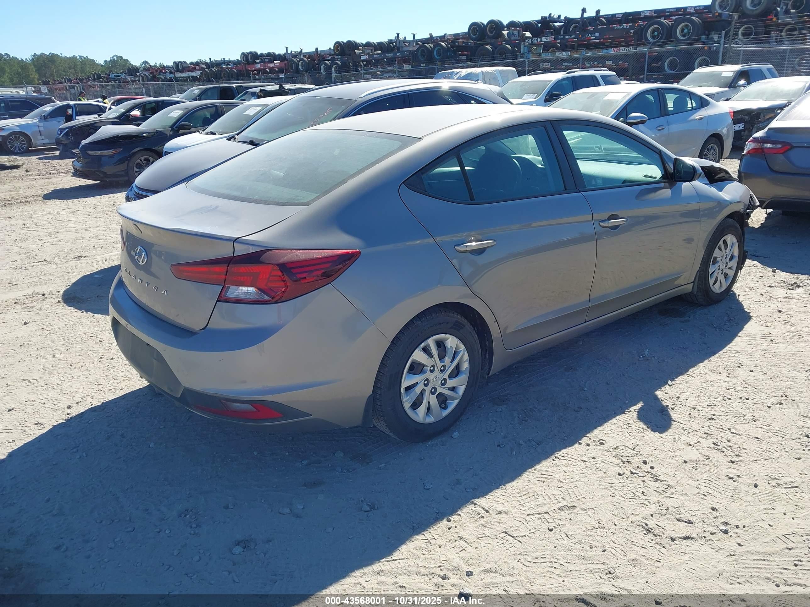 HYUNDAI ELANTRA image 4