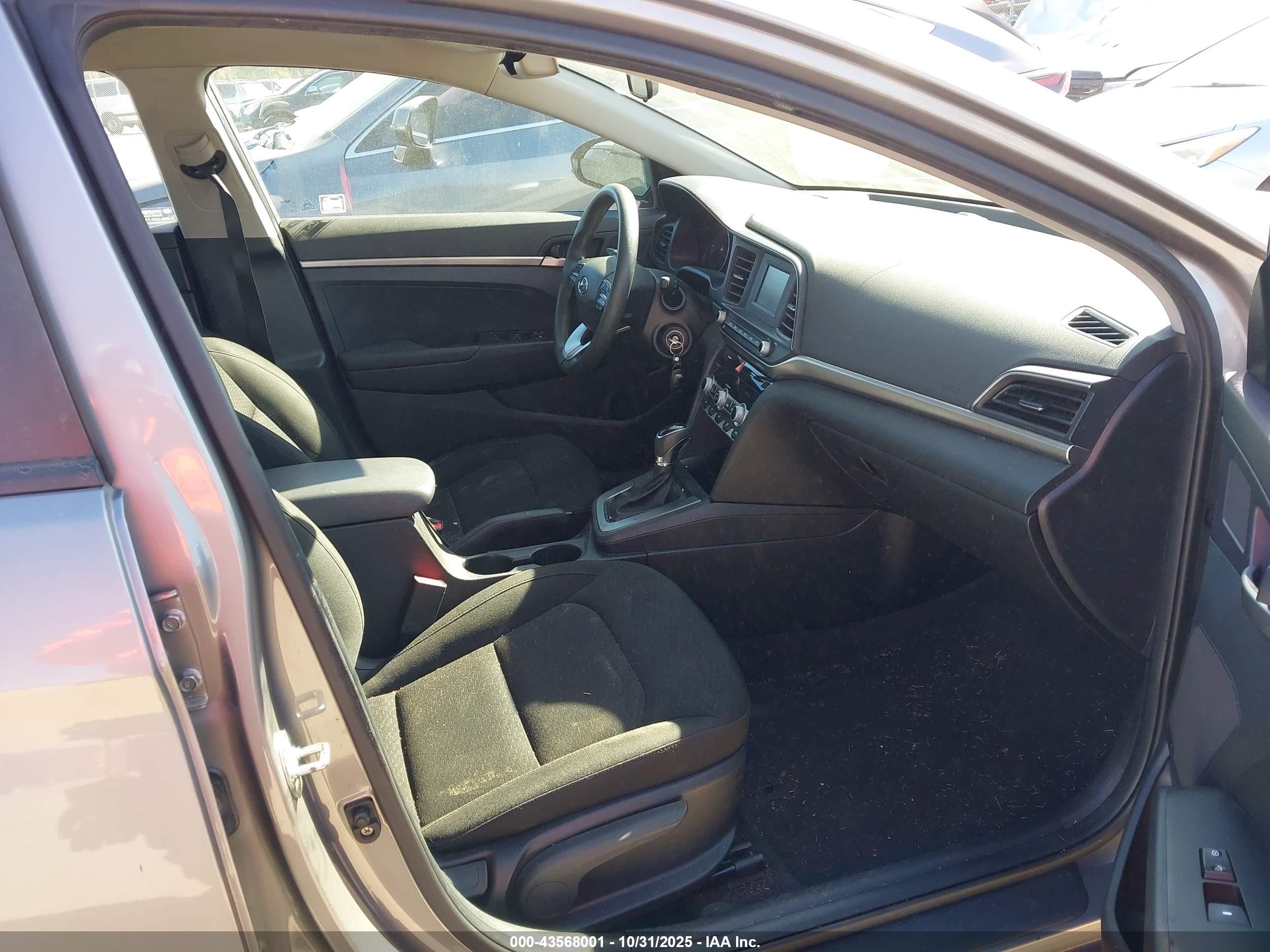 HYUNDAI ELANTRA image 5