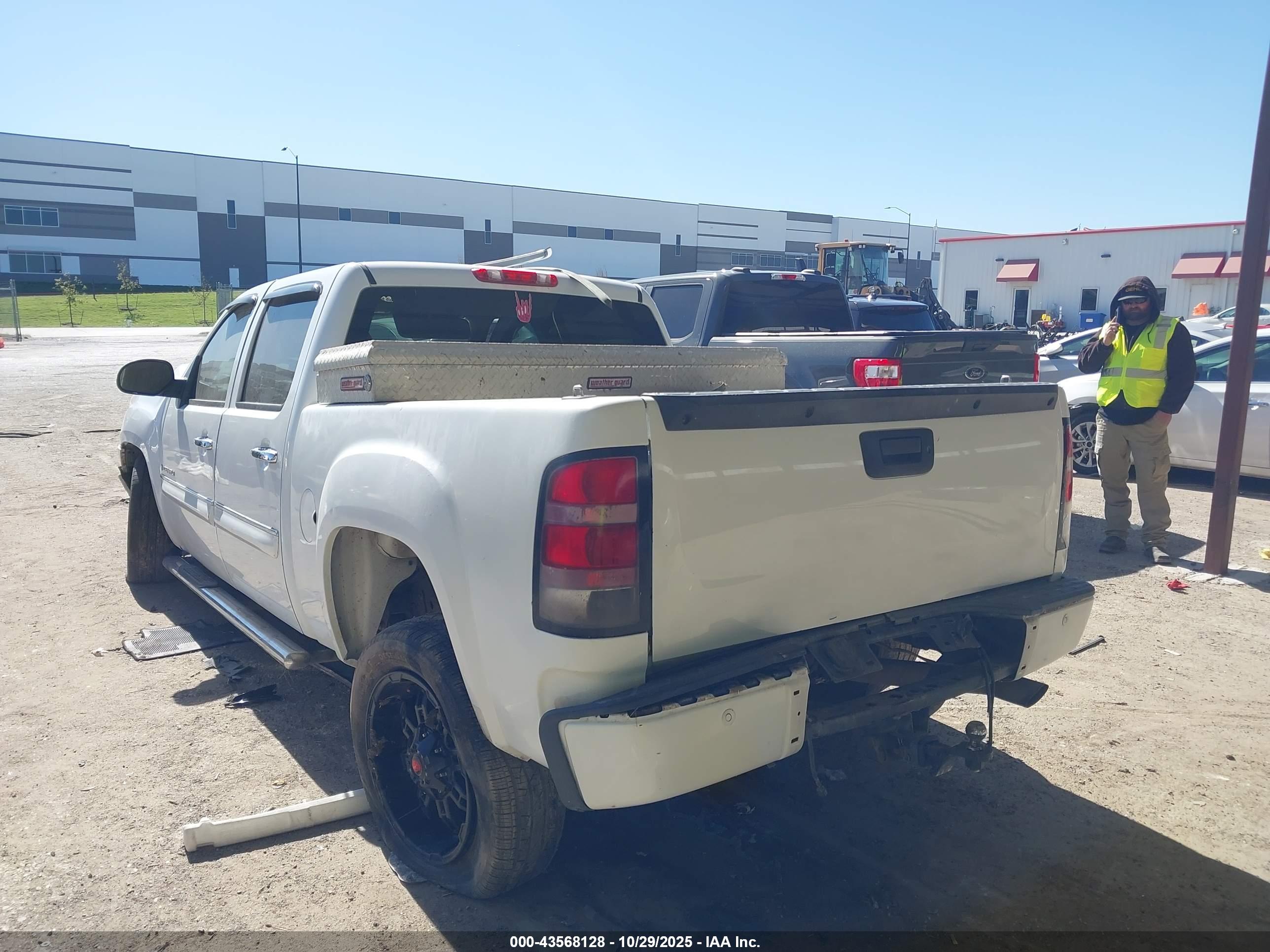 GMC SIERRA image 3