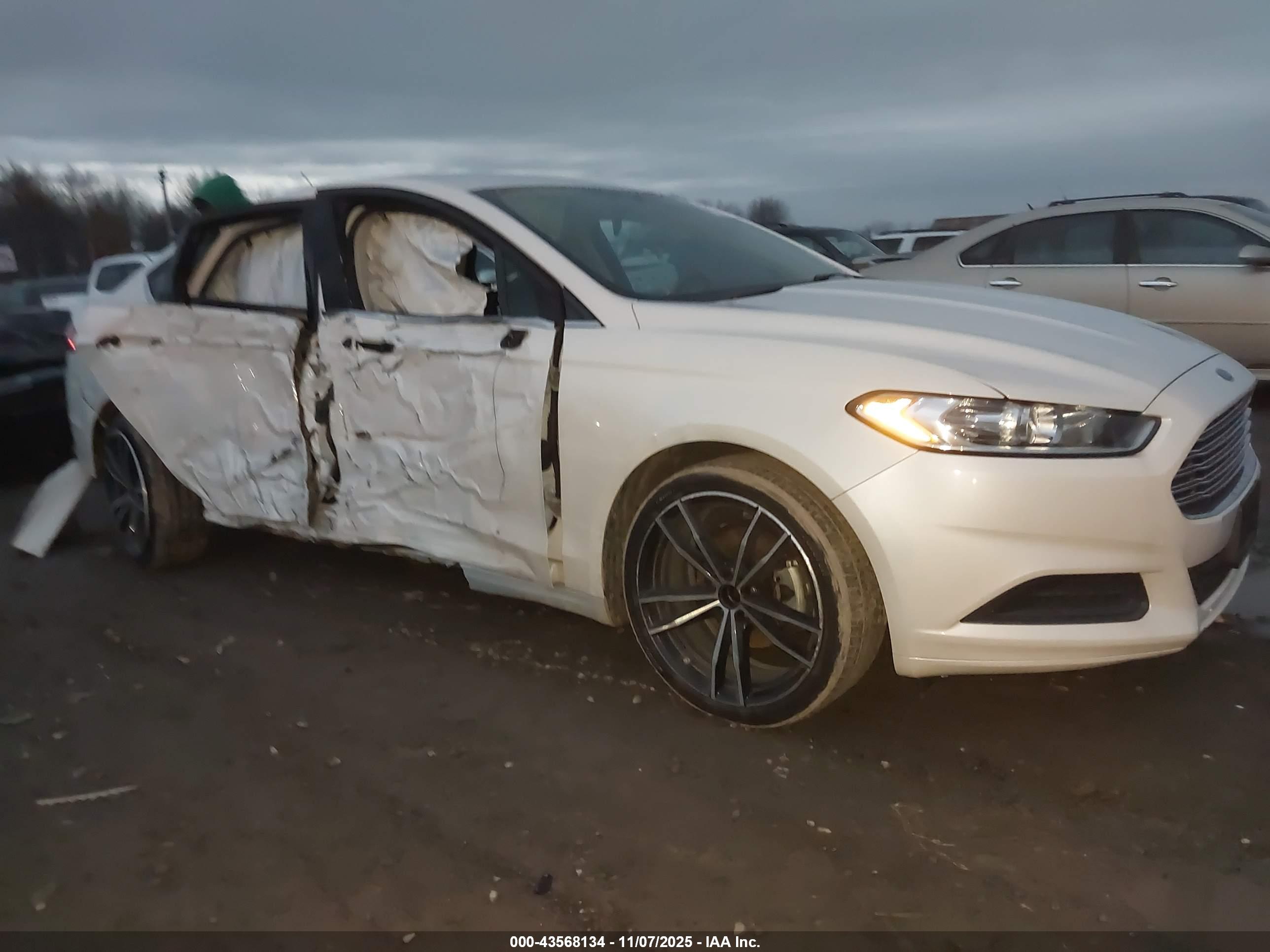 FORD FUSION image 6