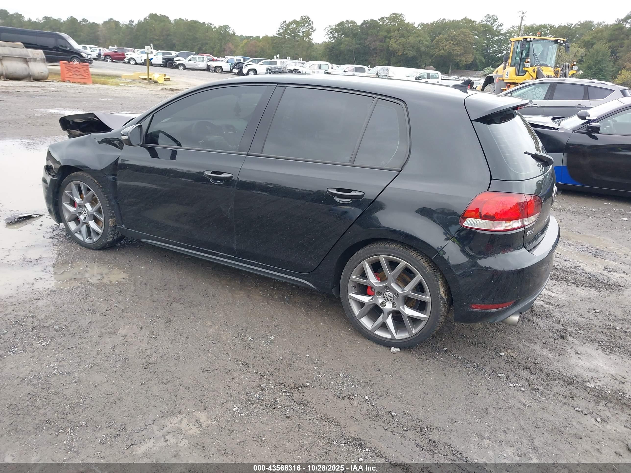 VOLKSWAGEN GTI image 3