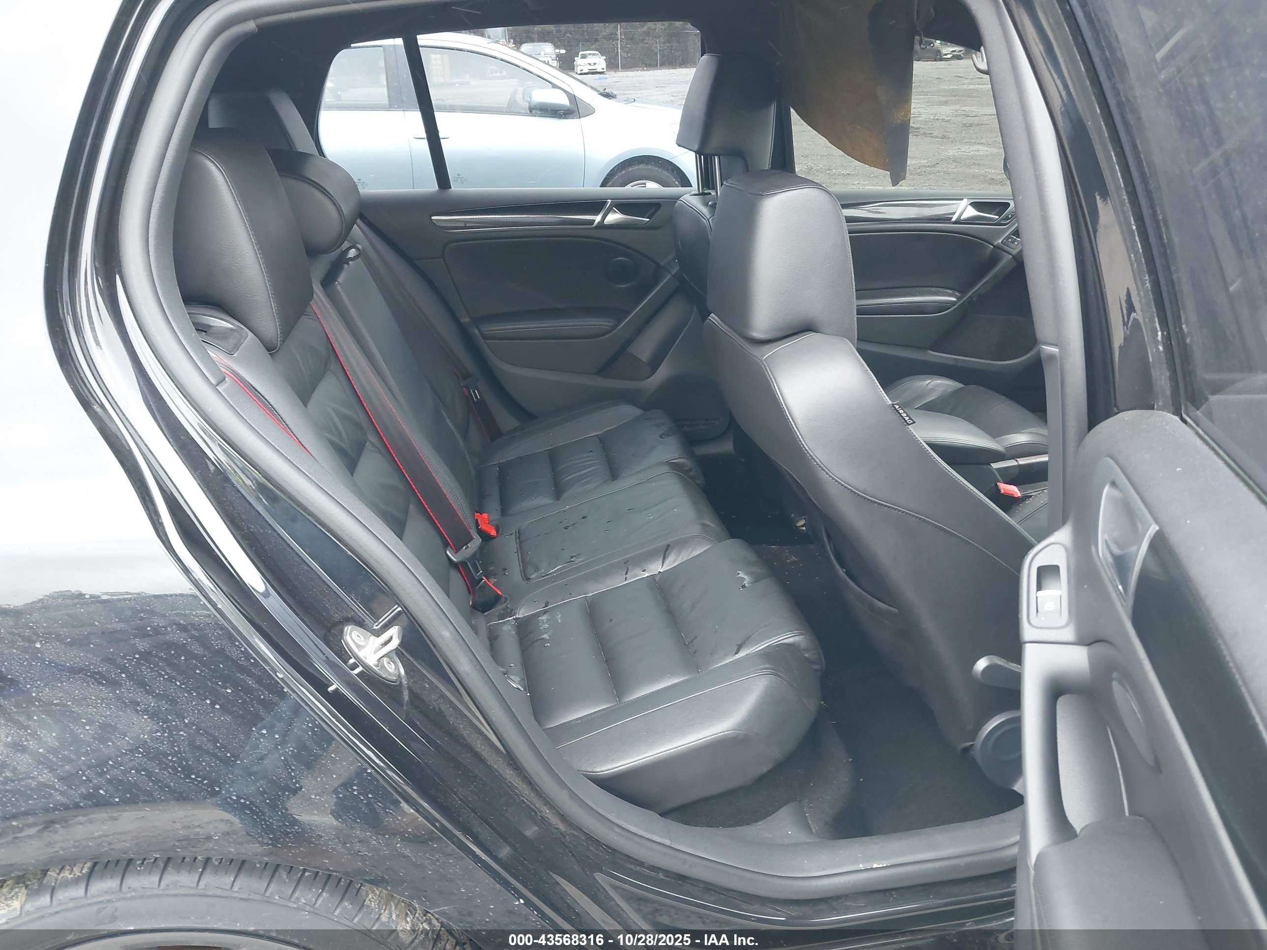 VOLKSWAGEN GTI image 8
