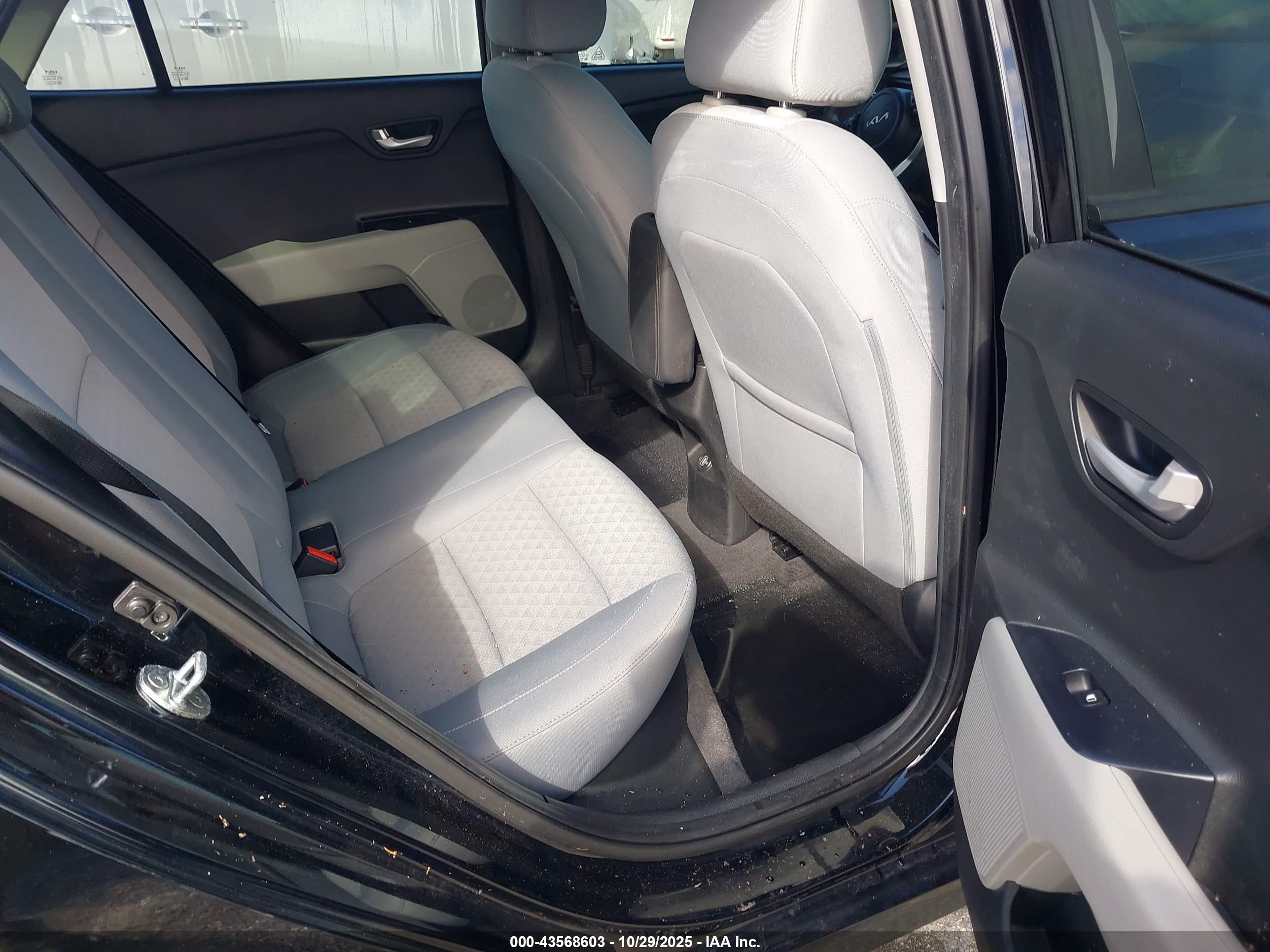 KIA RIO image 8