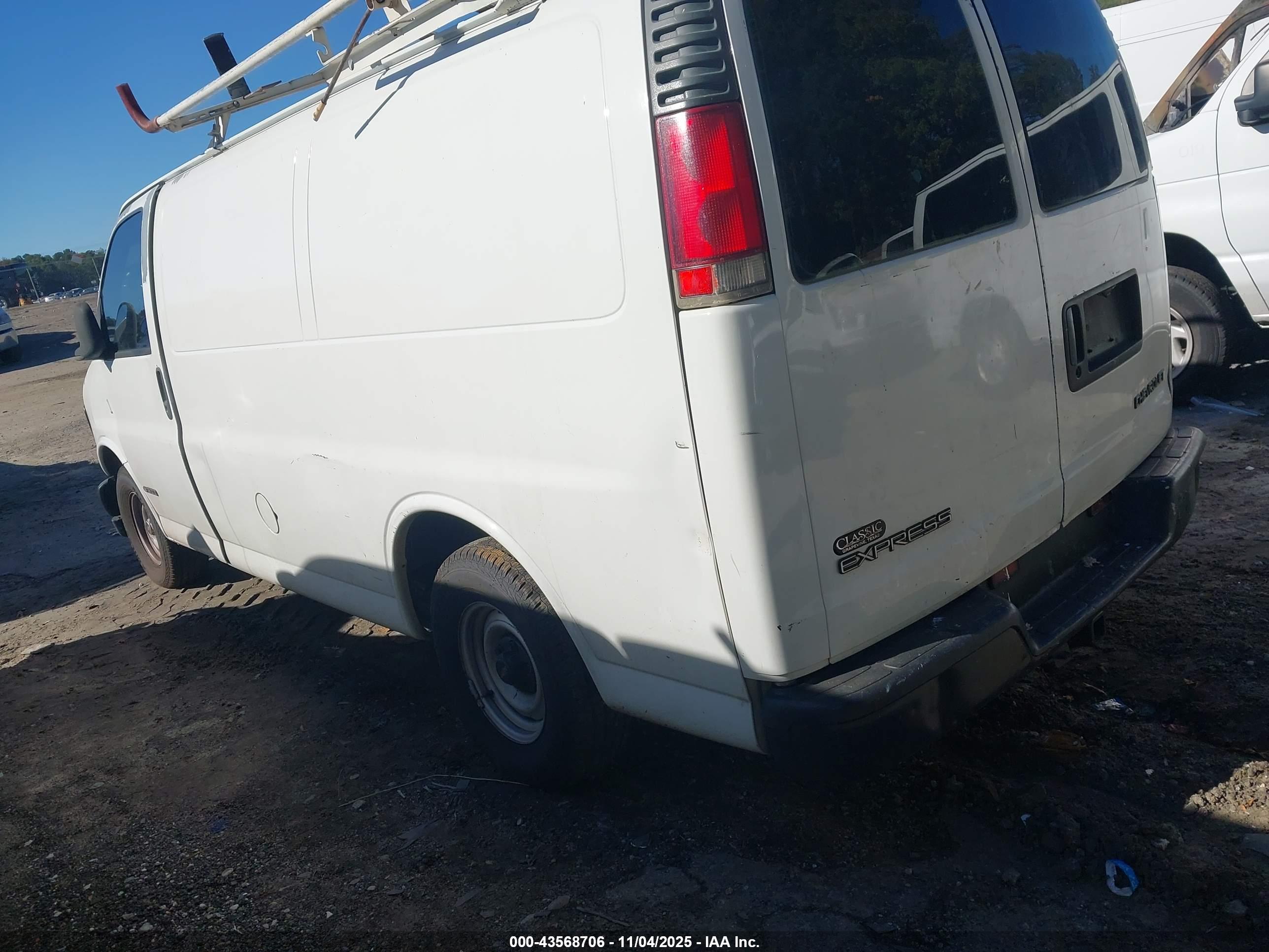 CHEVROLET EXPRESS image 3