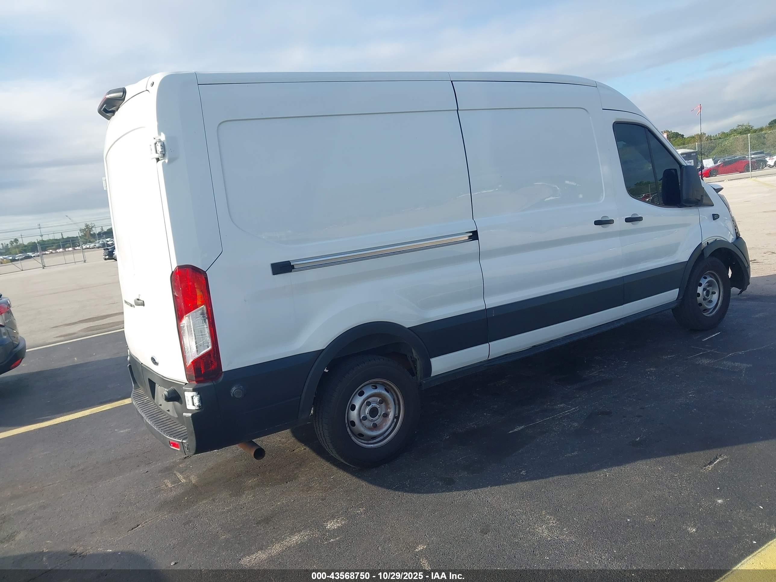 FORD TRANSIT-250 image 4