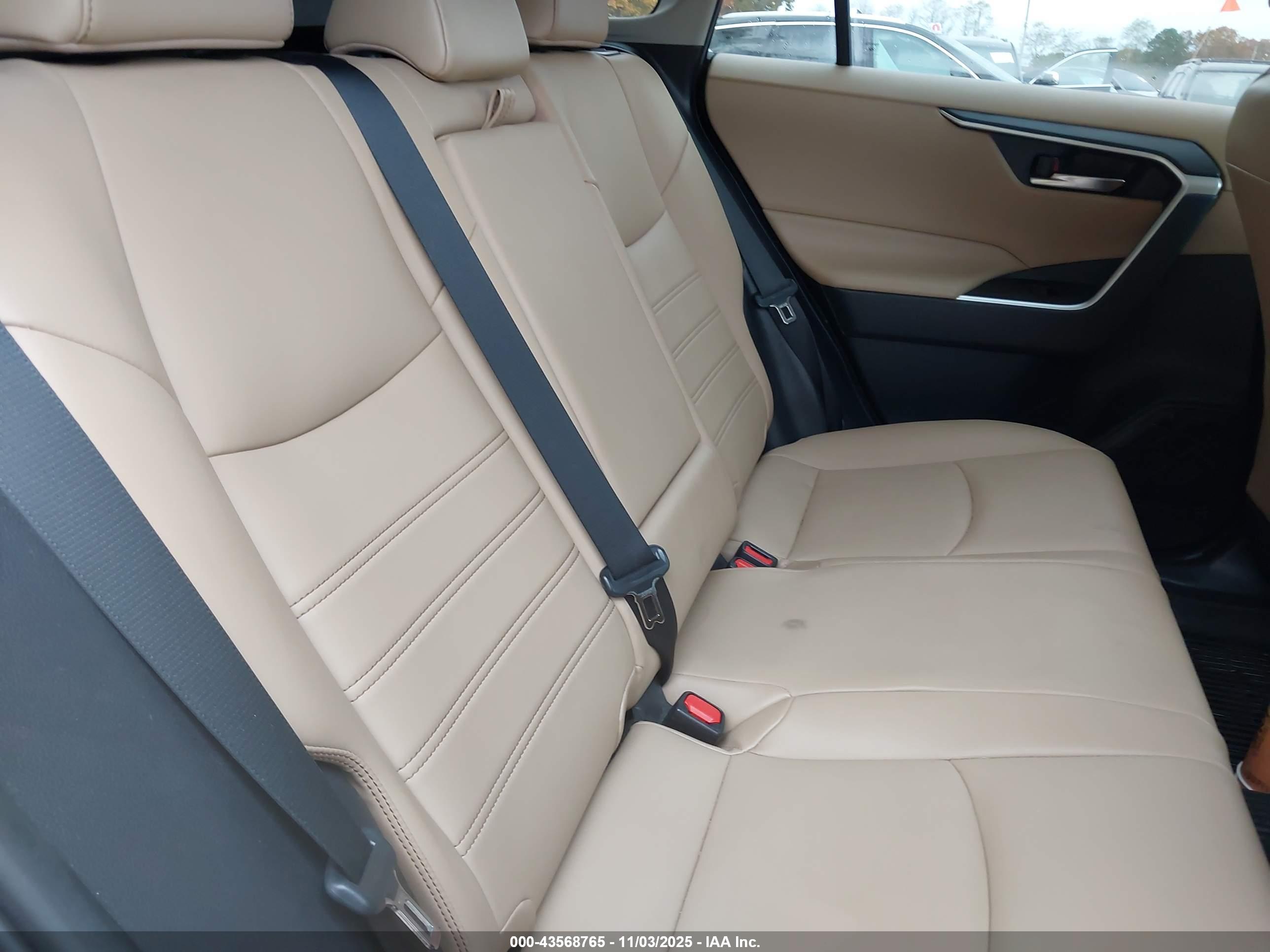 TOYOTA RAV4 image 8