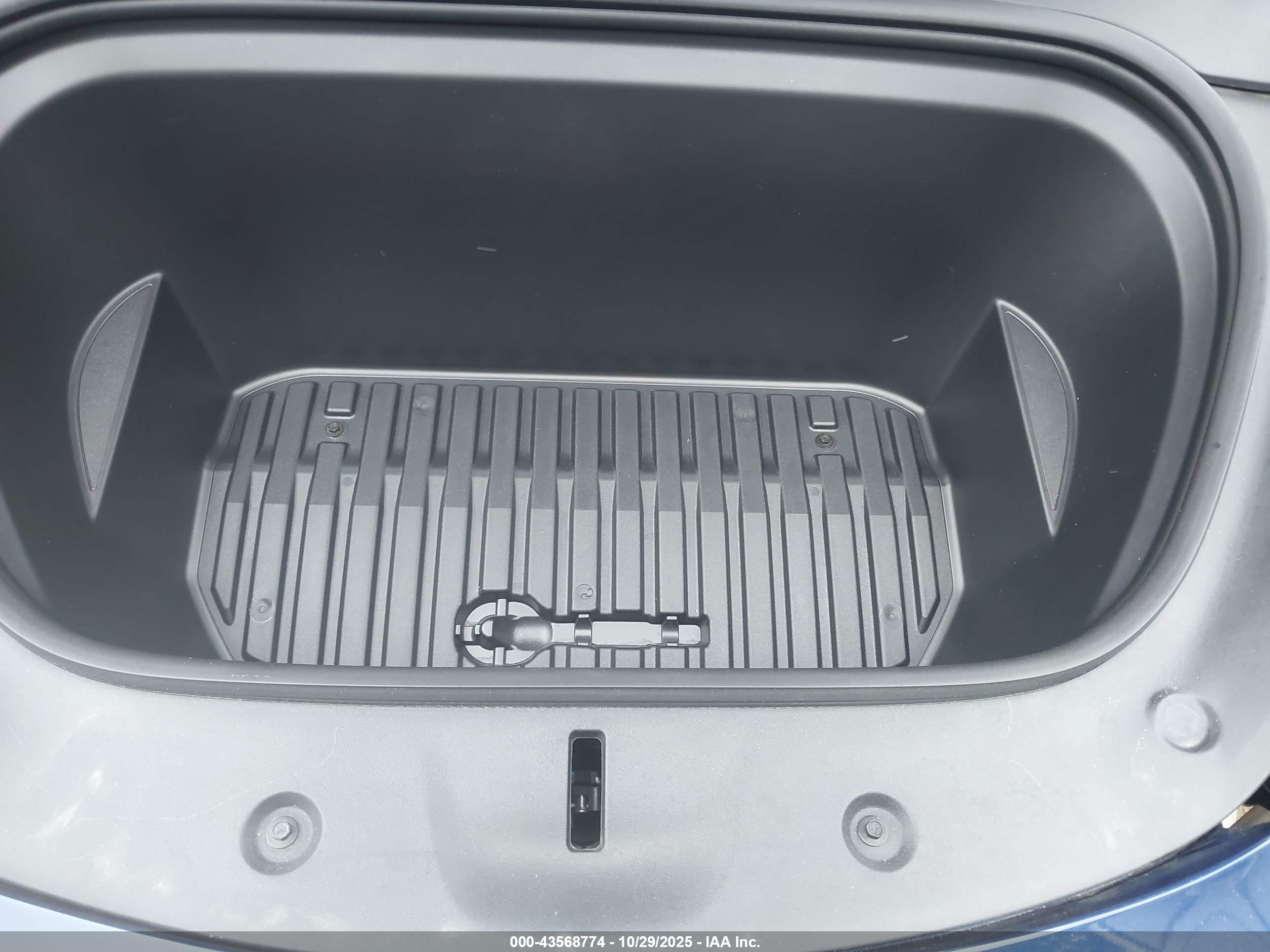 TESLA MODEL image 10
