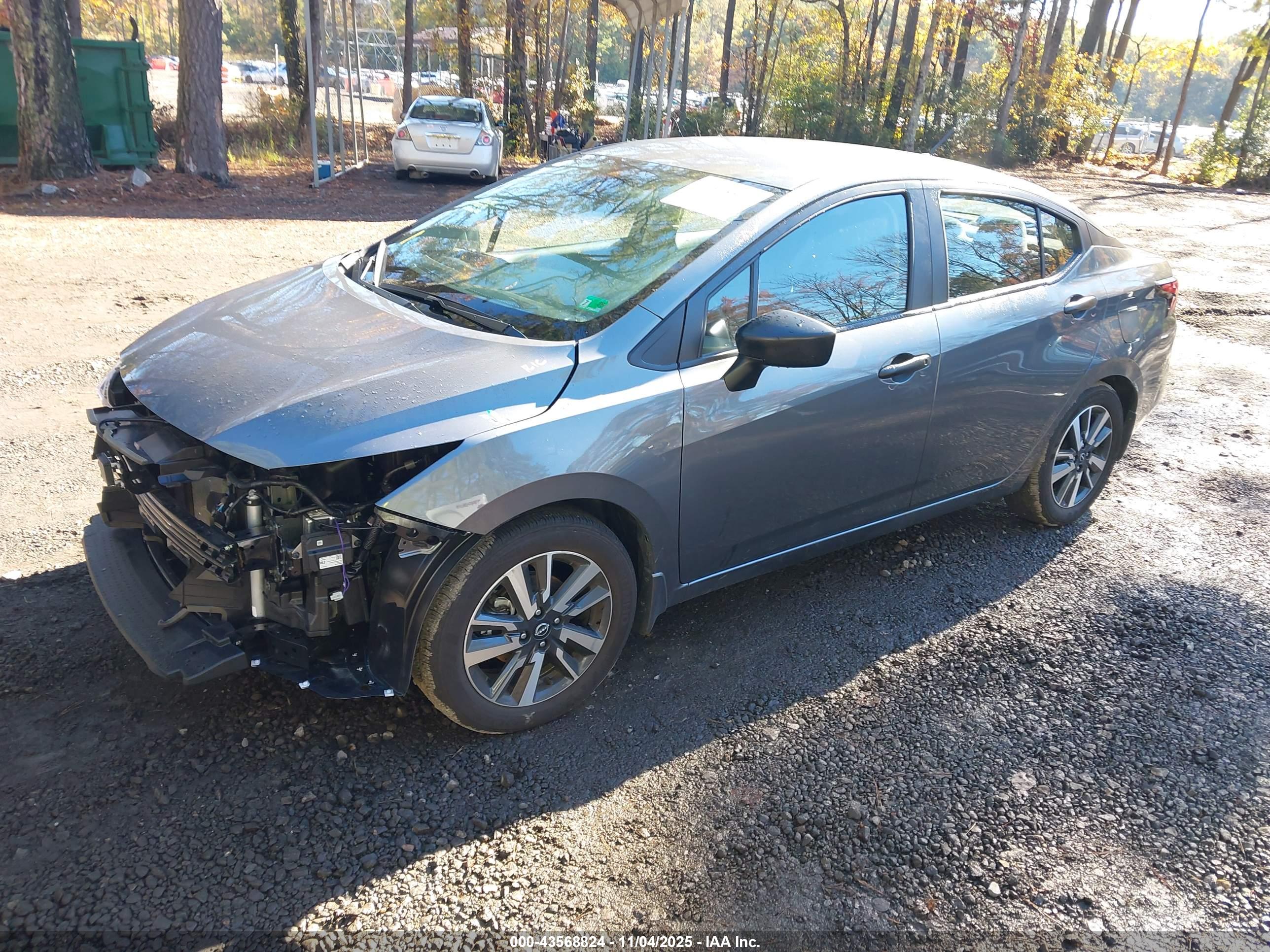 NISSAN VERSA image 2