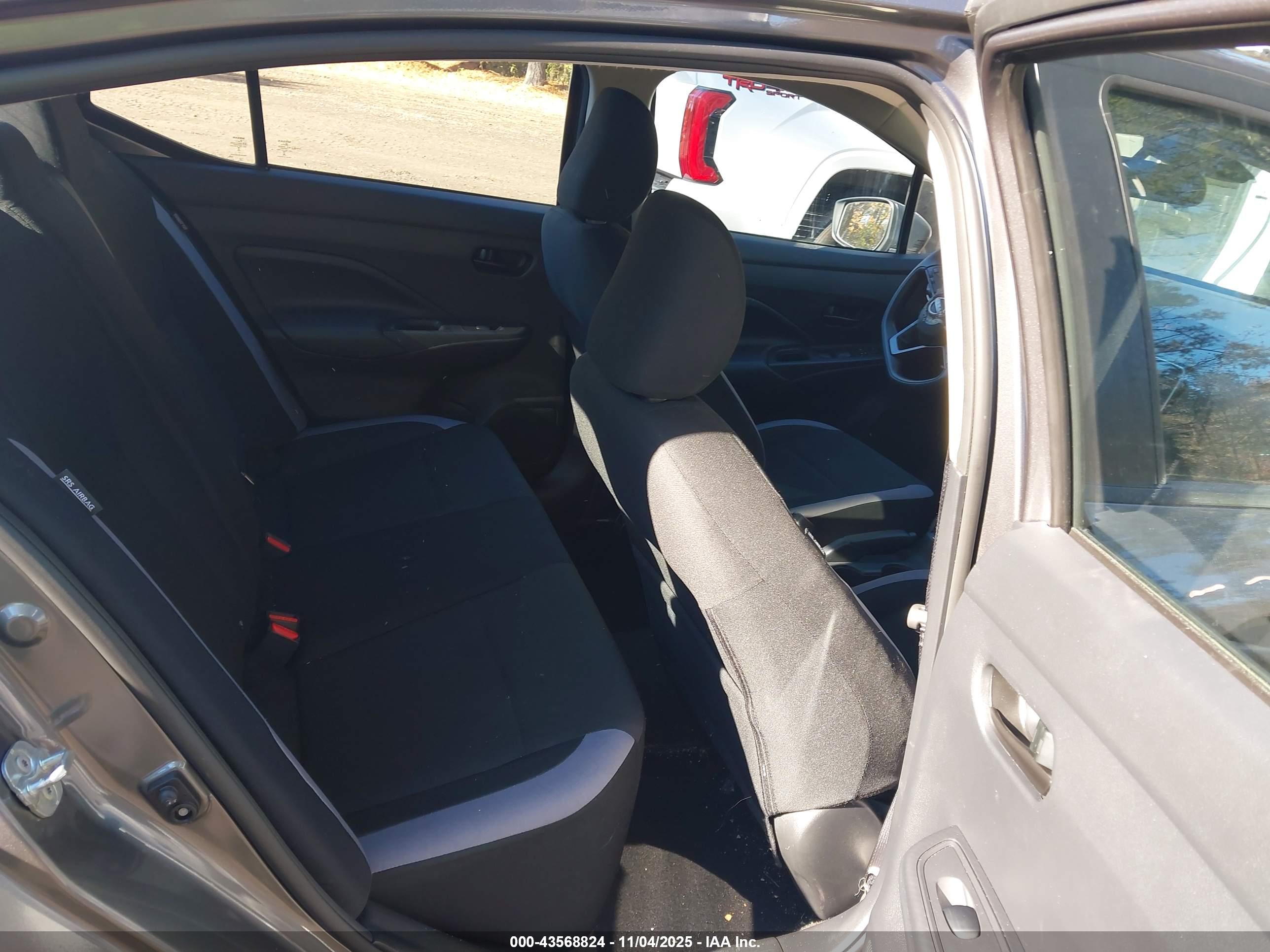 NISSAN VERSA image 8