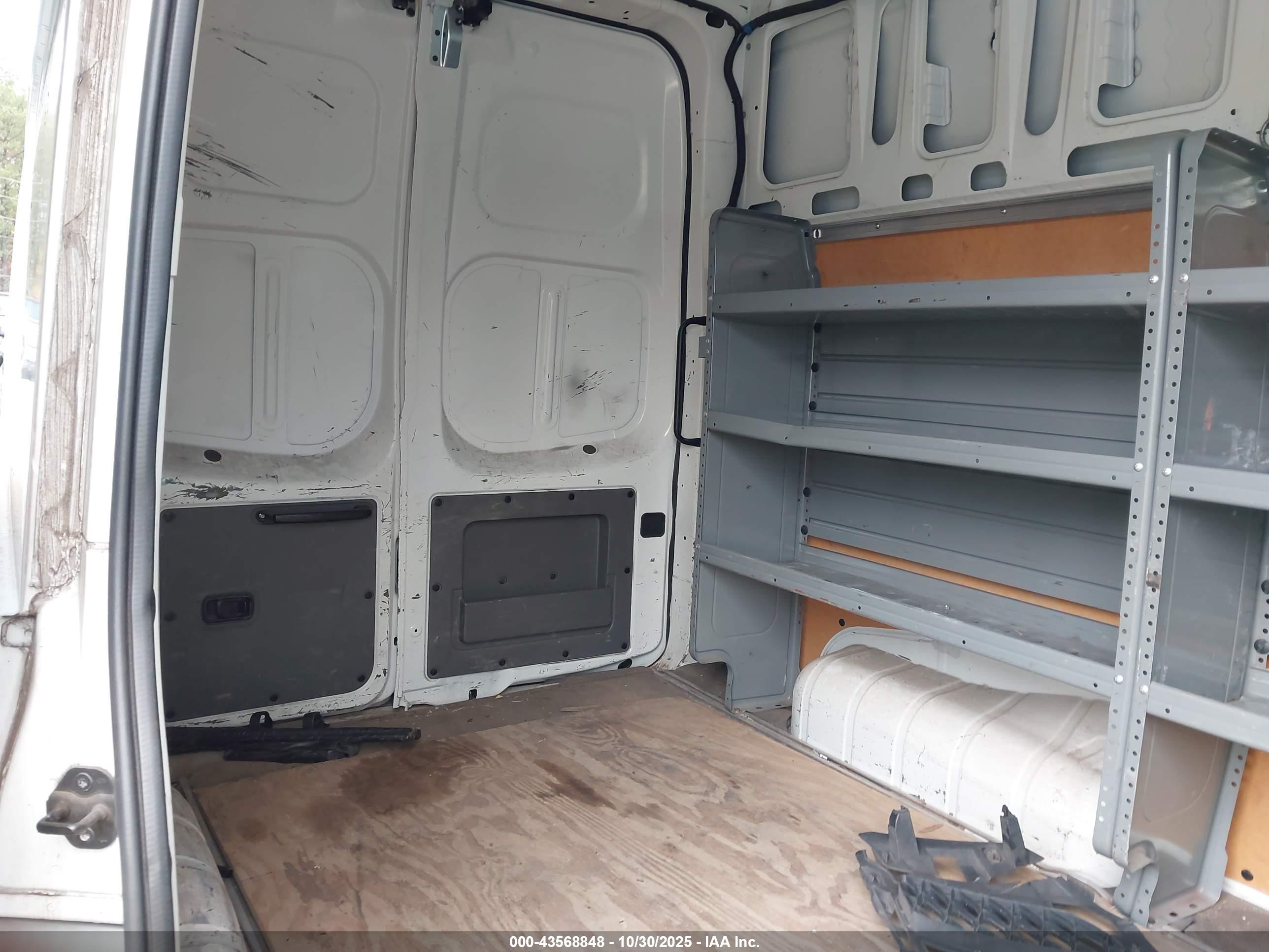 NISSAN NV image 8