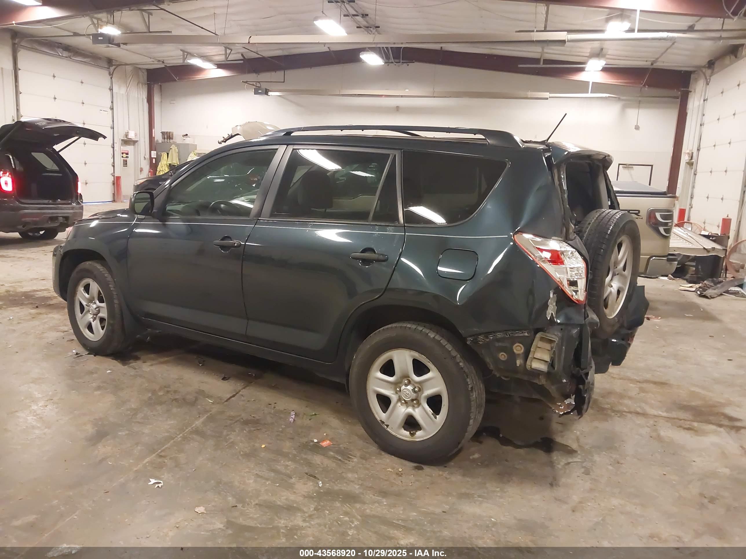 TOYOTA RAV4 image 3