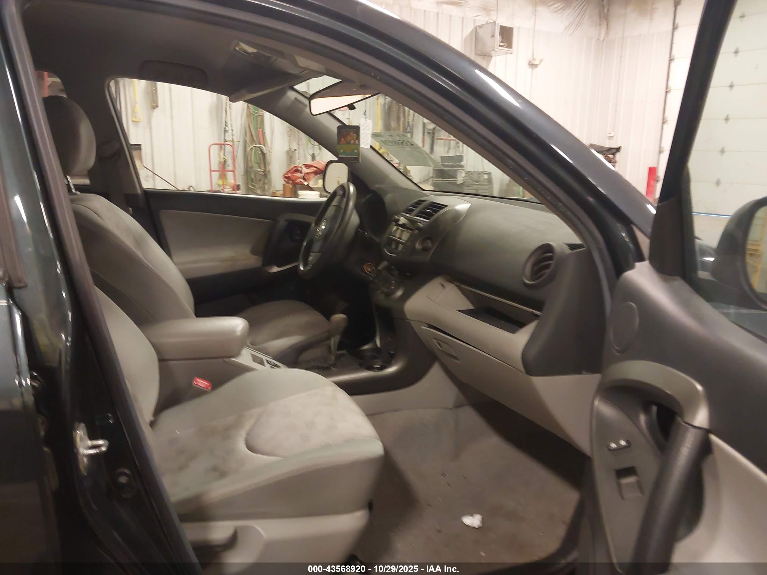 TOYOTA RAV4 image 5