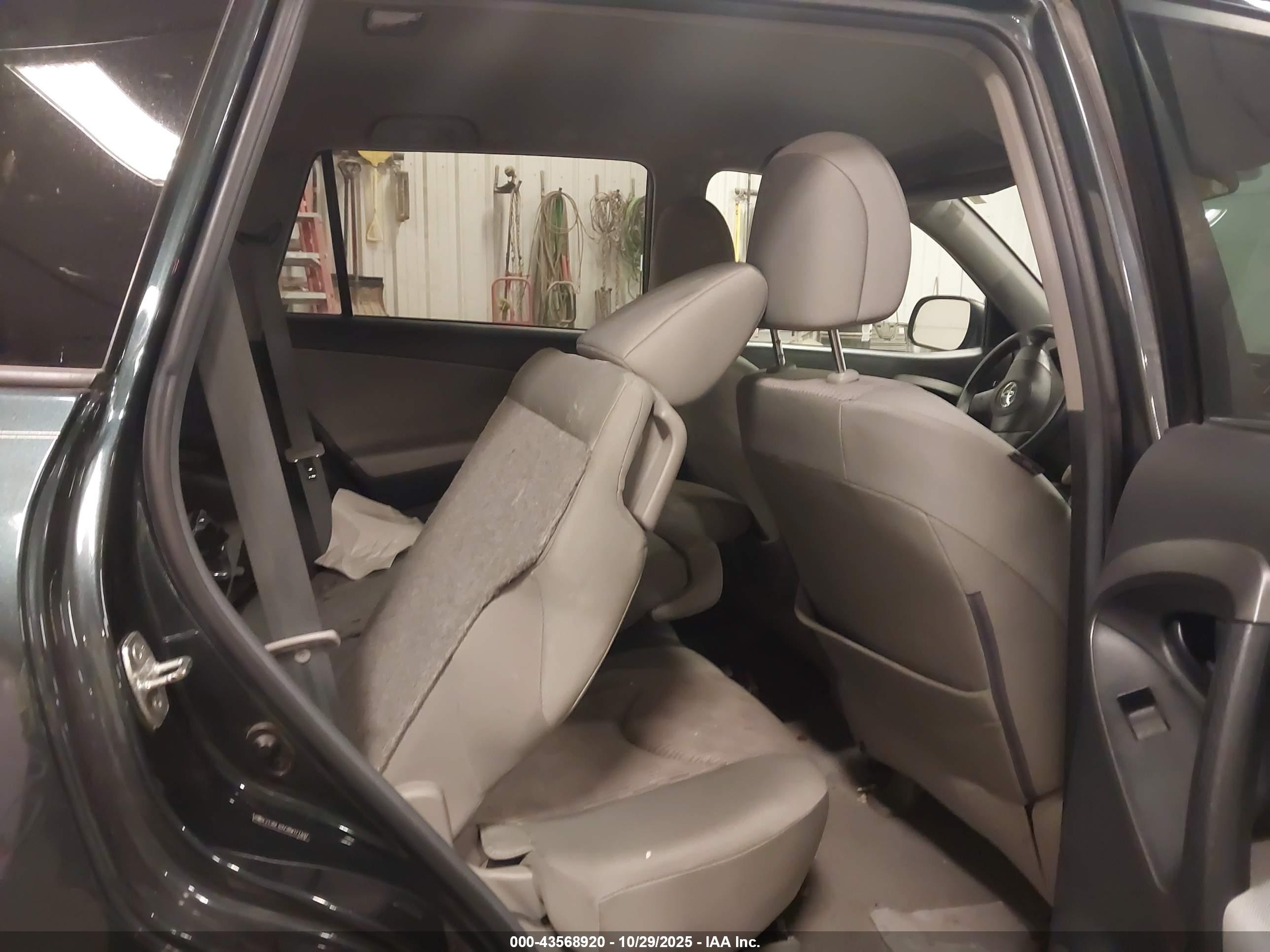 TOYOTA RAV4 image 8