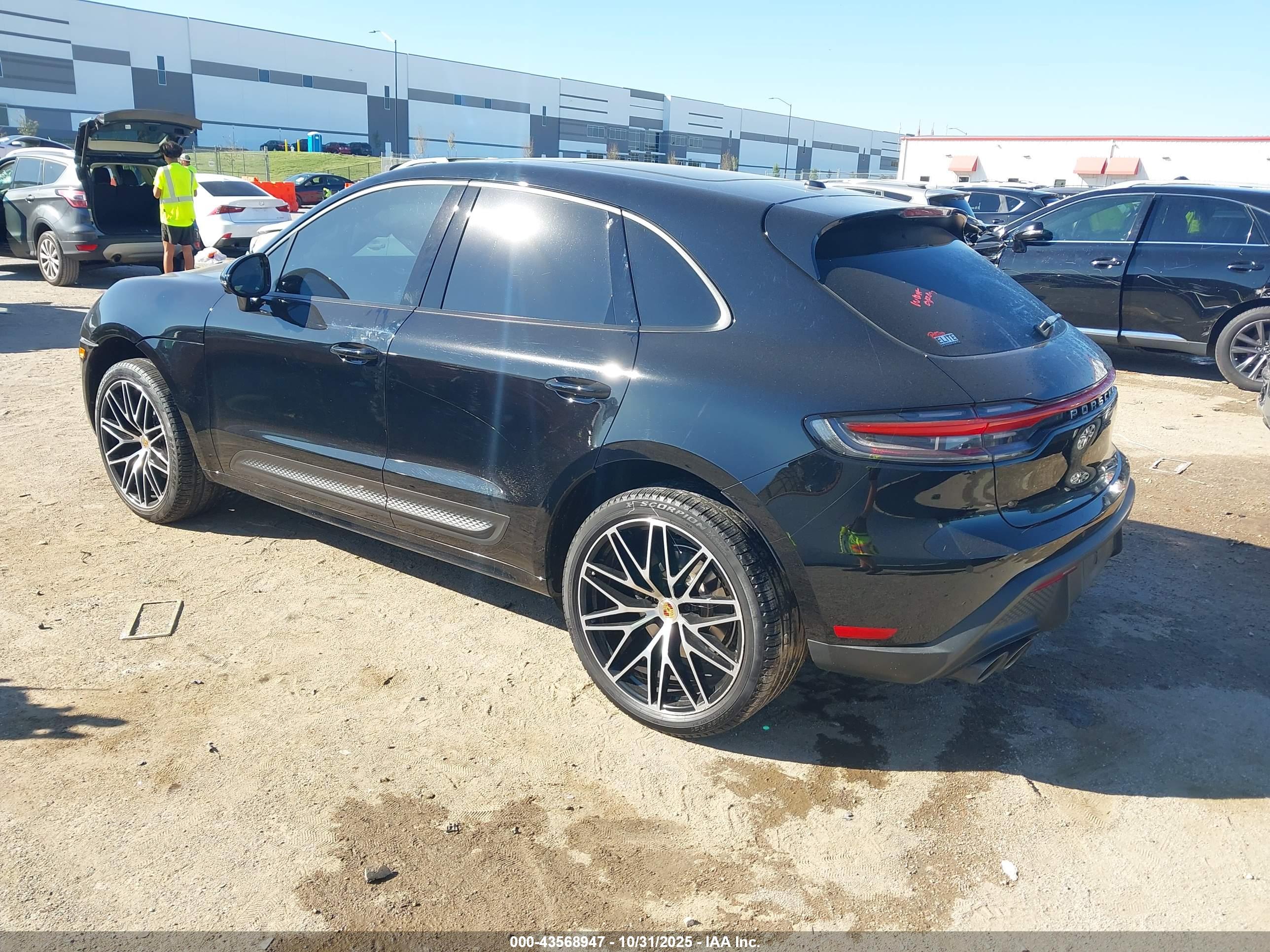 PORSCHE MACAN image 3
