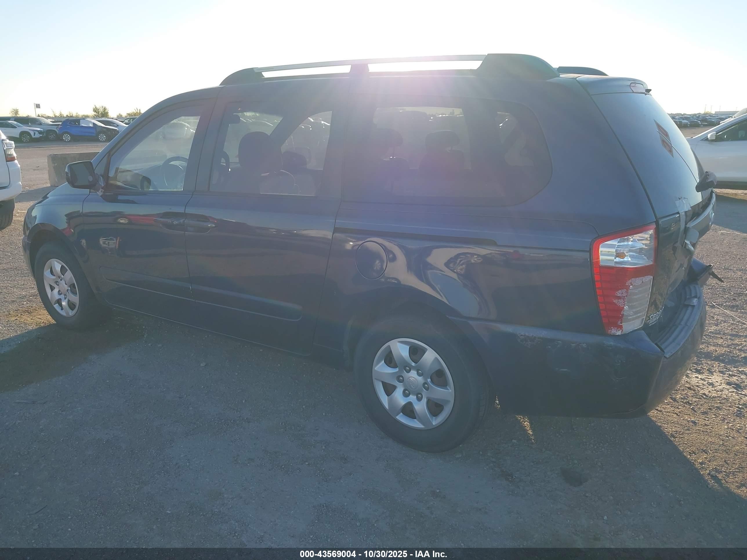 KIA SEDONA image 3