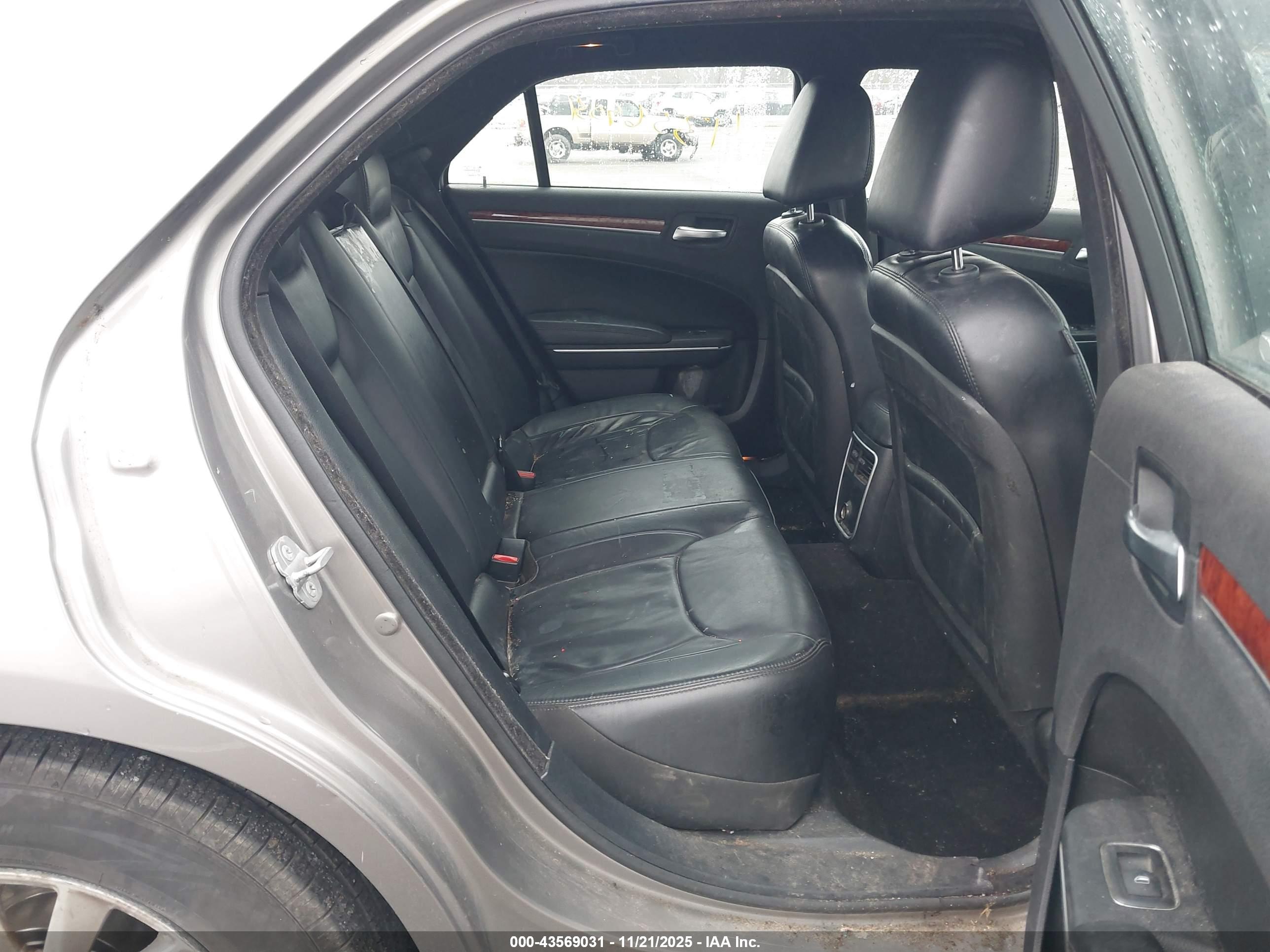 CHRYSLER 300 image 8