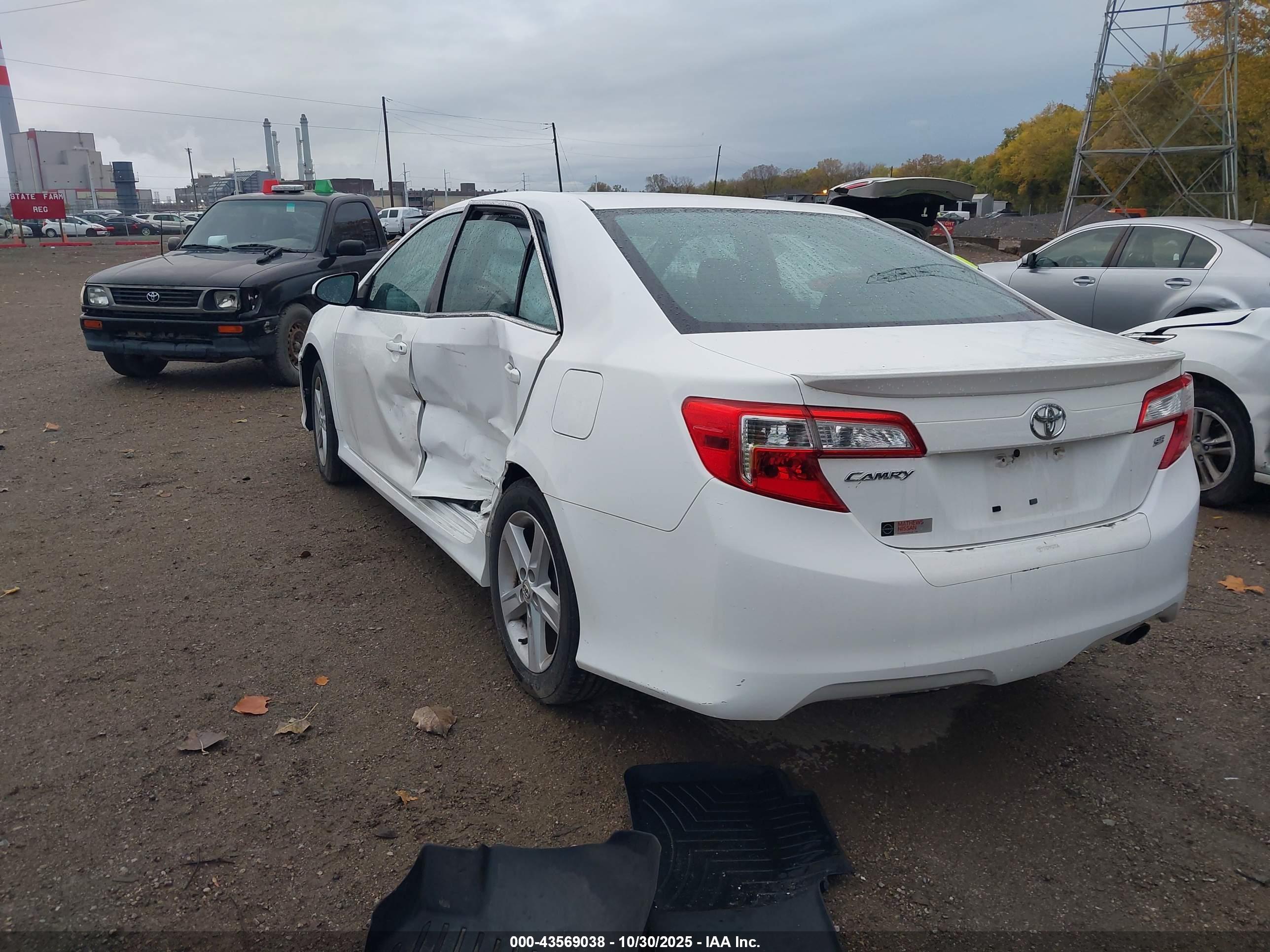 TOYOTA CAMRY image 3