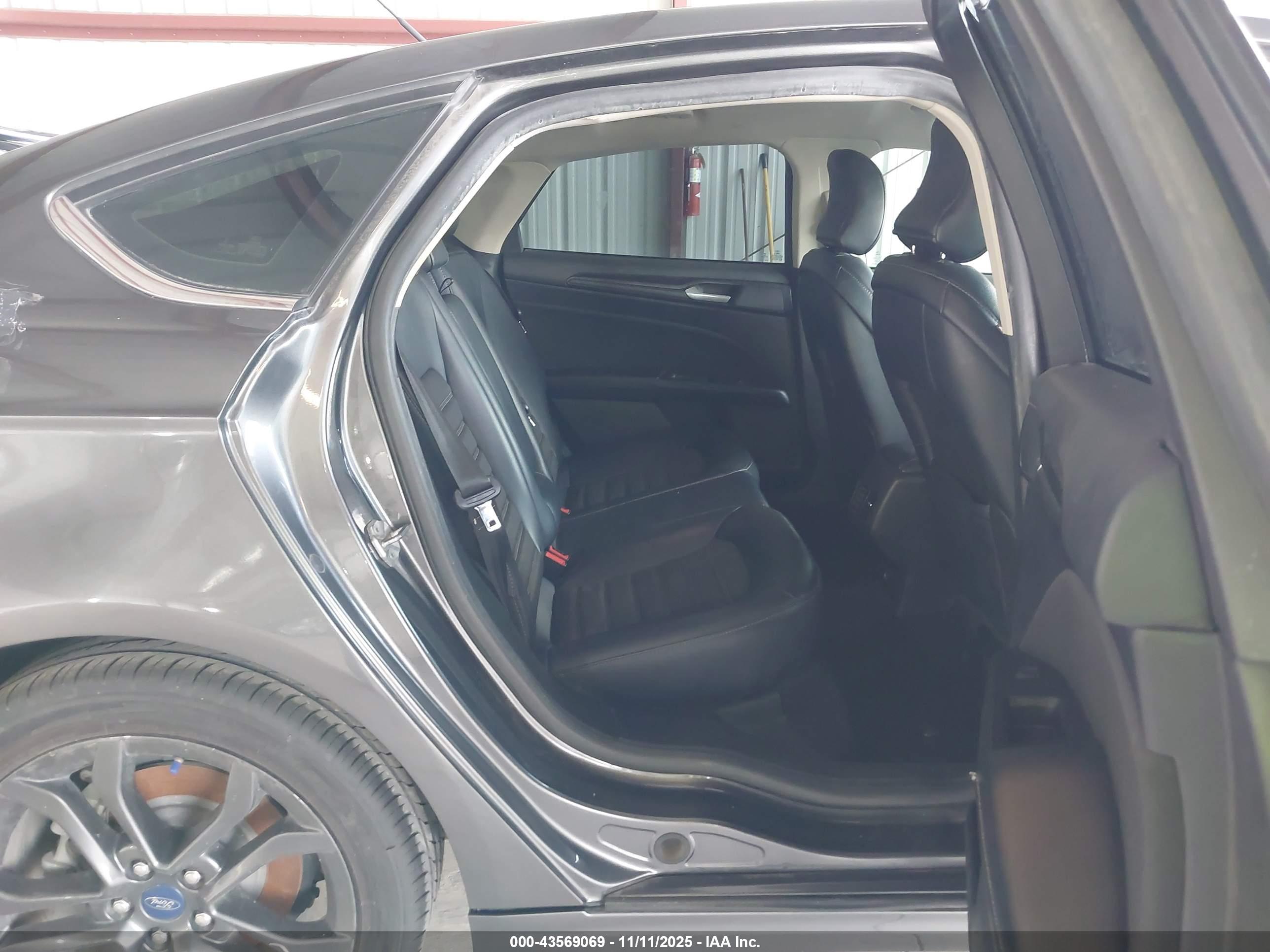 FORD FUSION image 8