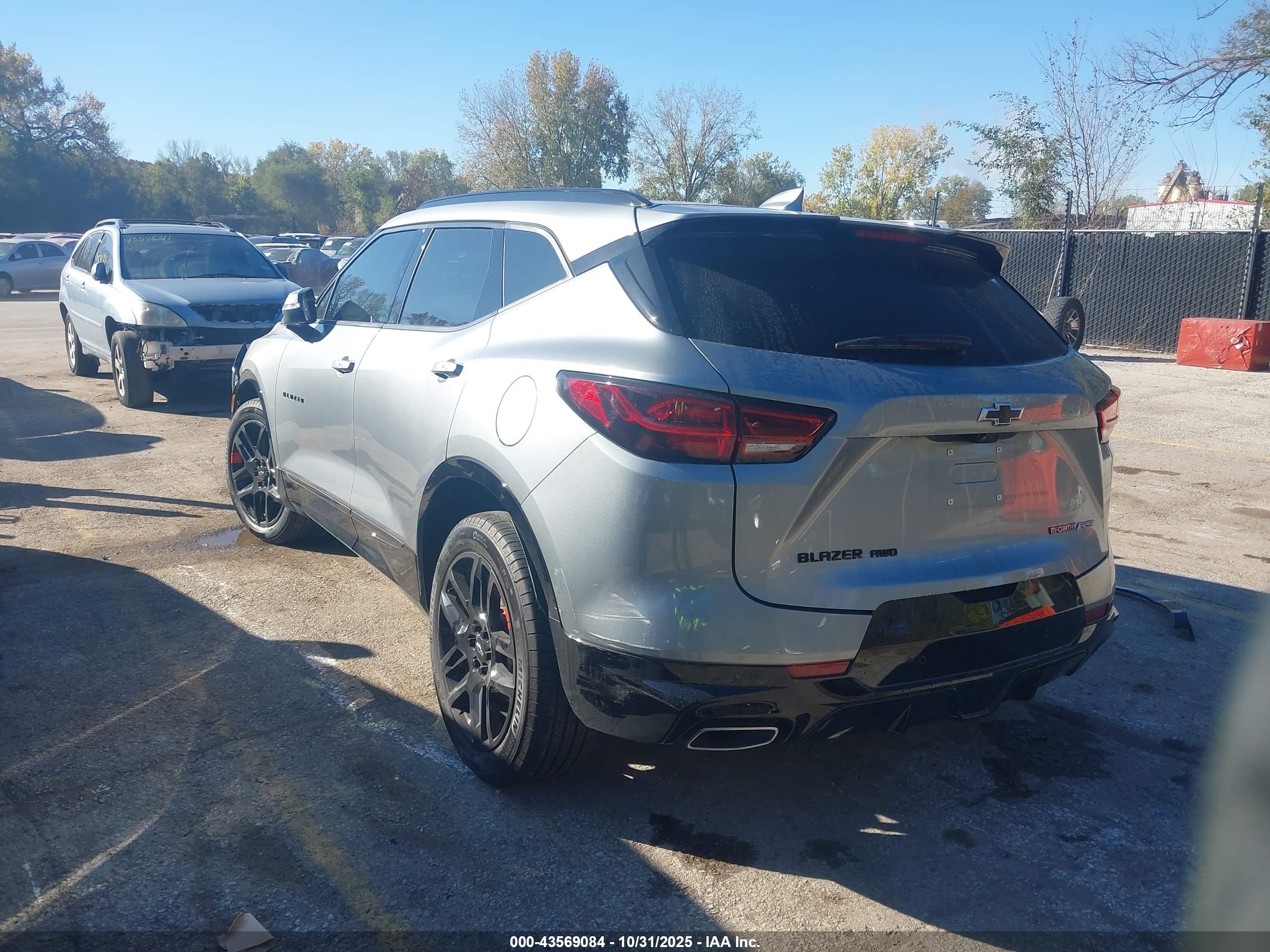 CHEVROLET BLAZER image 3
