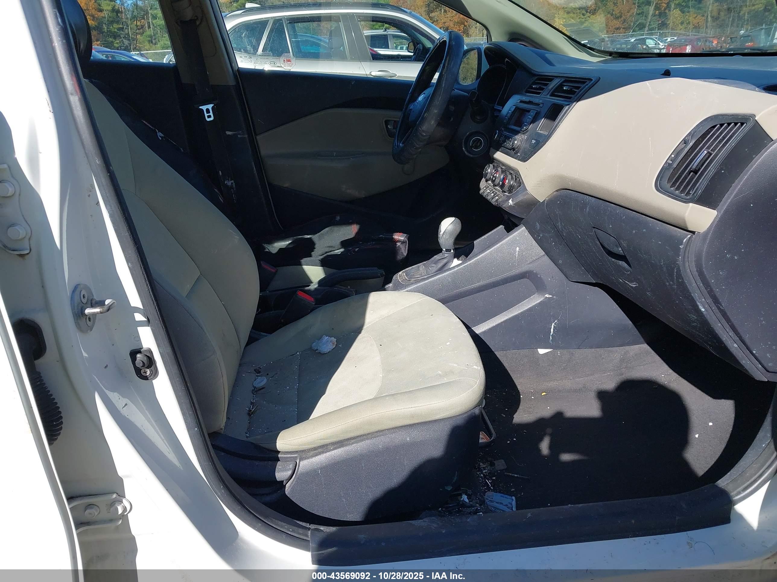KIA RIO5 image 5