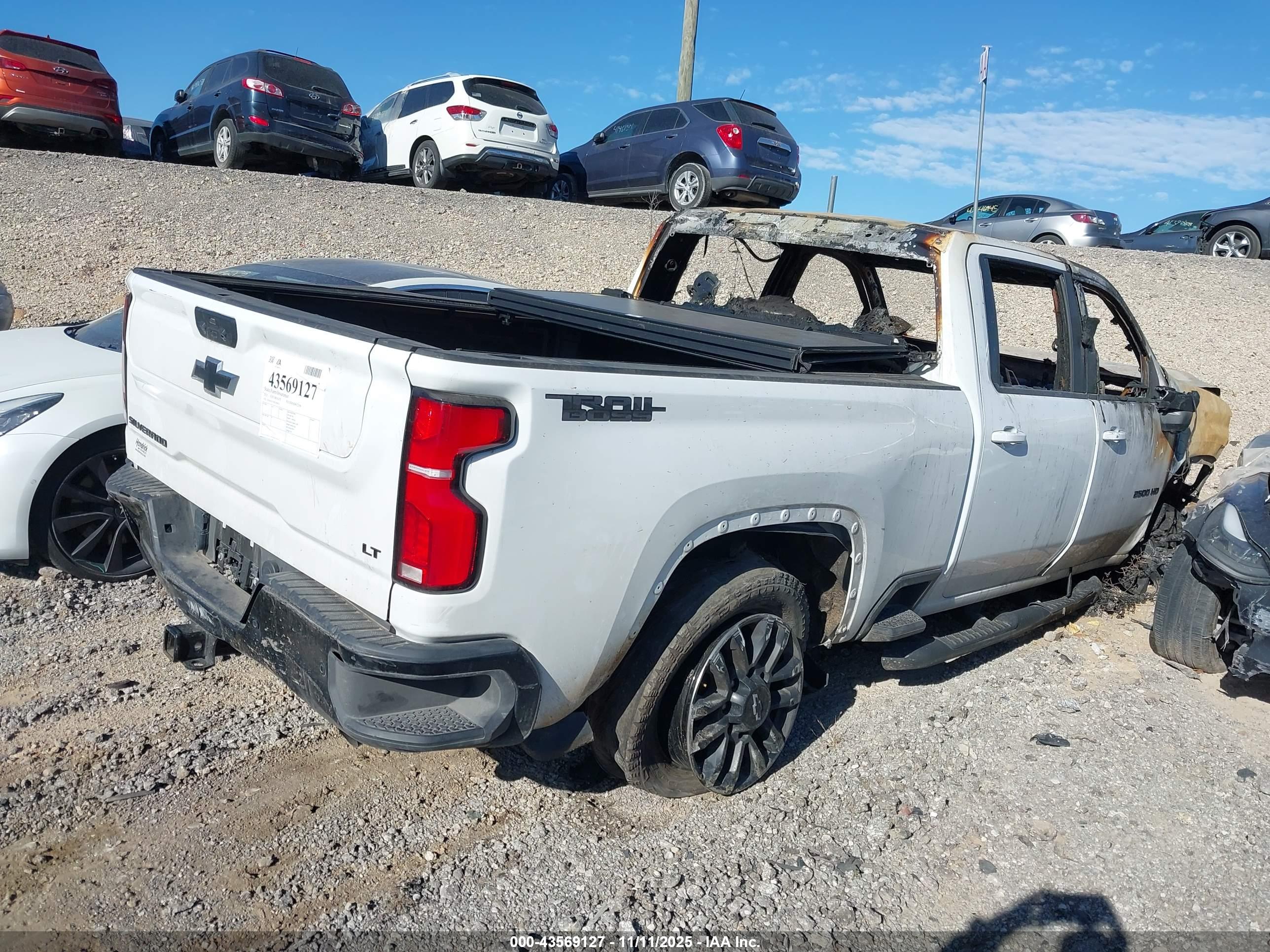 CHEVROLET SILVERADO image 4