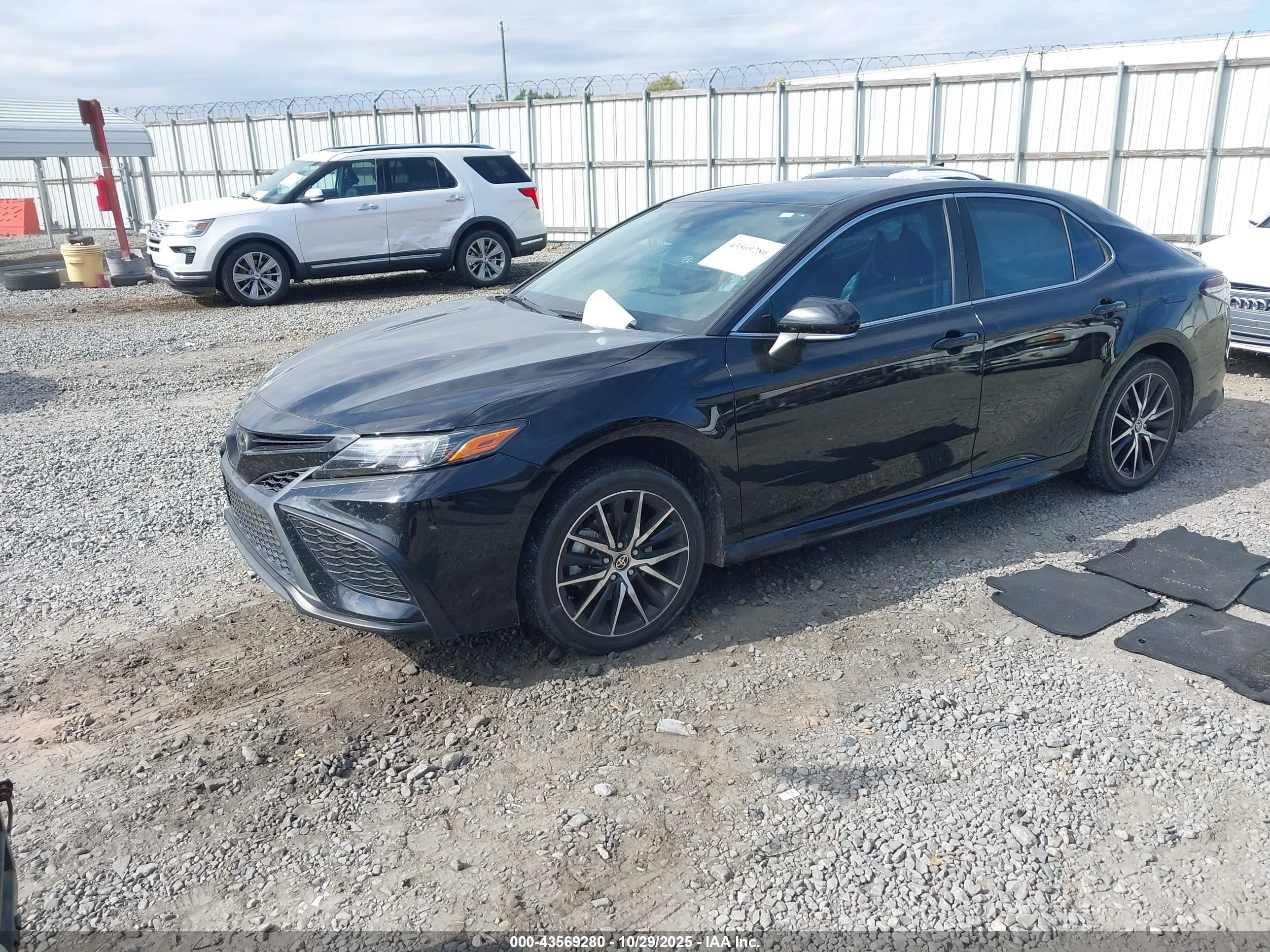 TOYOTA CAMRY image 2