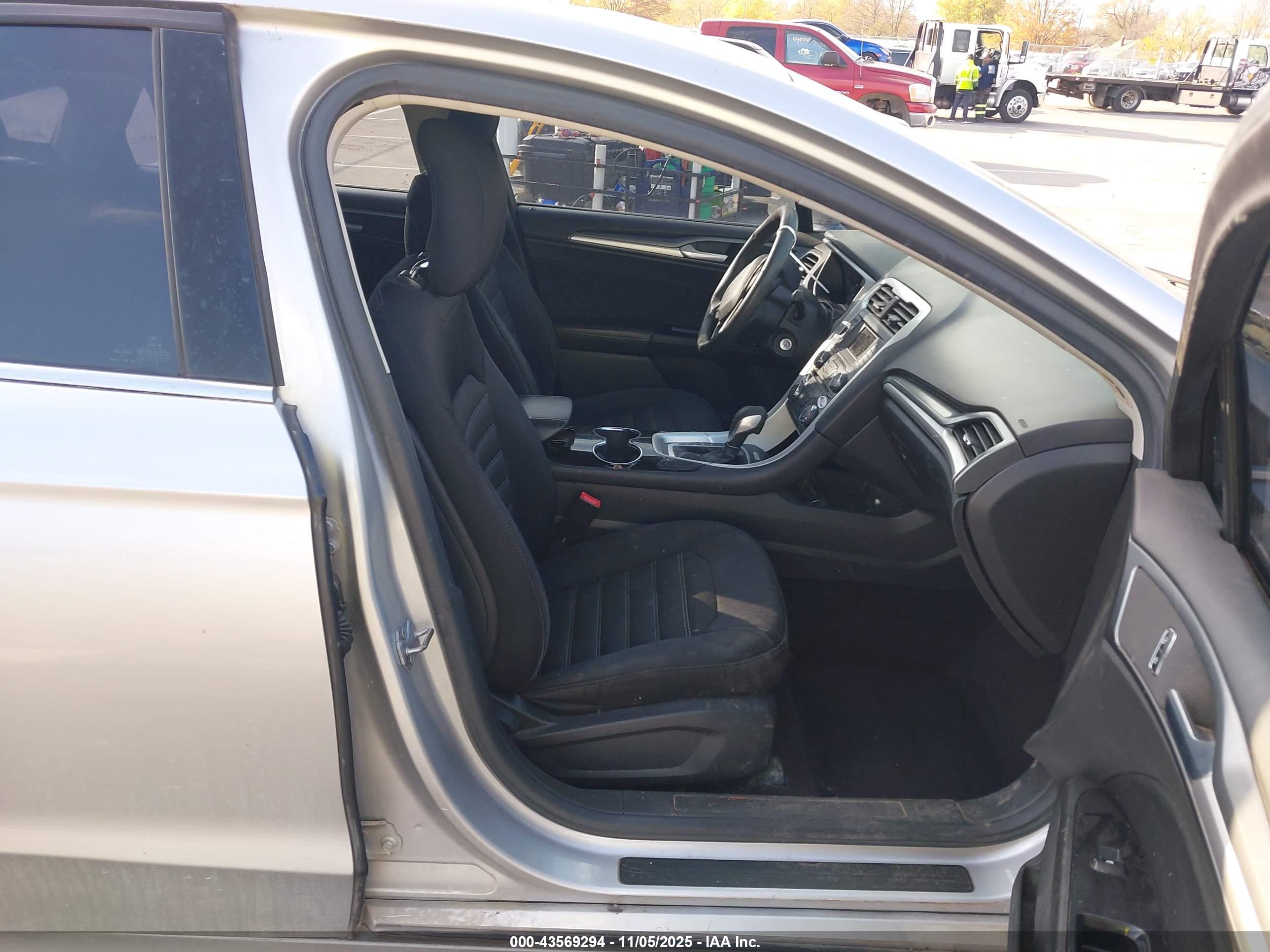 FORD FUSION image 5