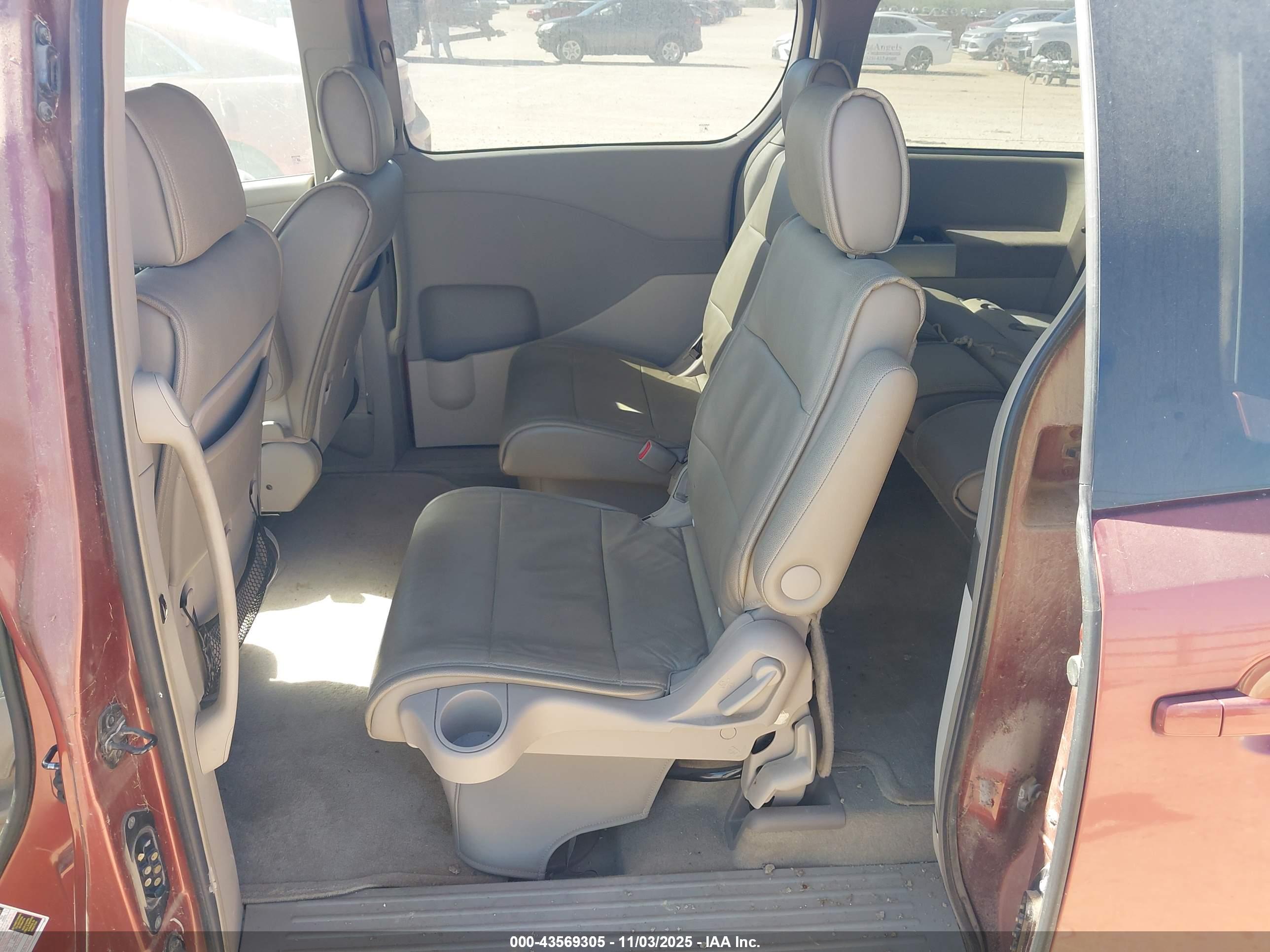 NISSAN QUEST image 8