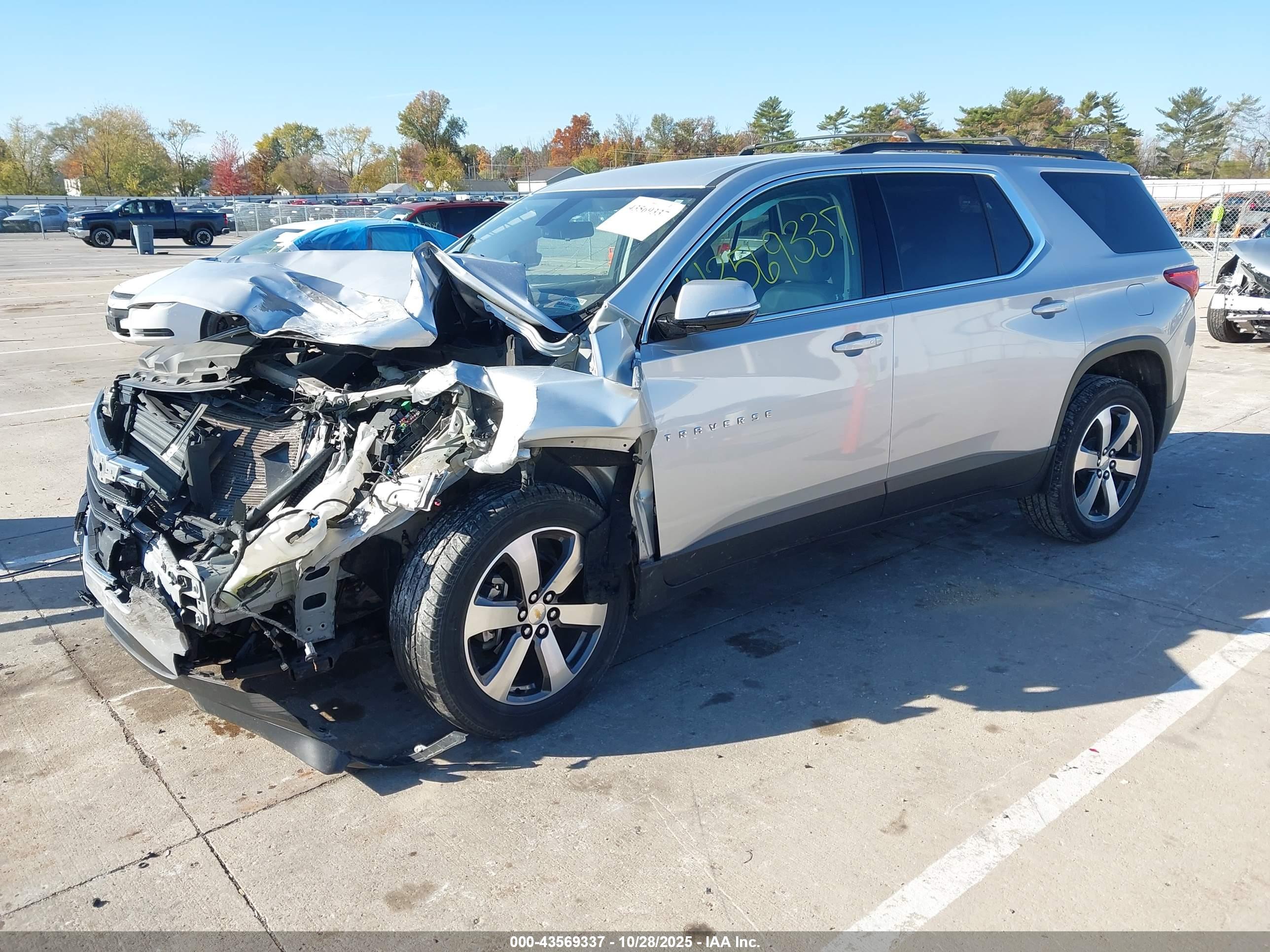 CHEVROLET TRAVERSE image 2