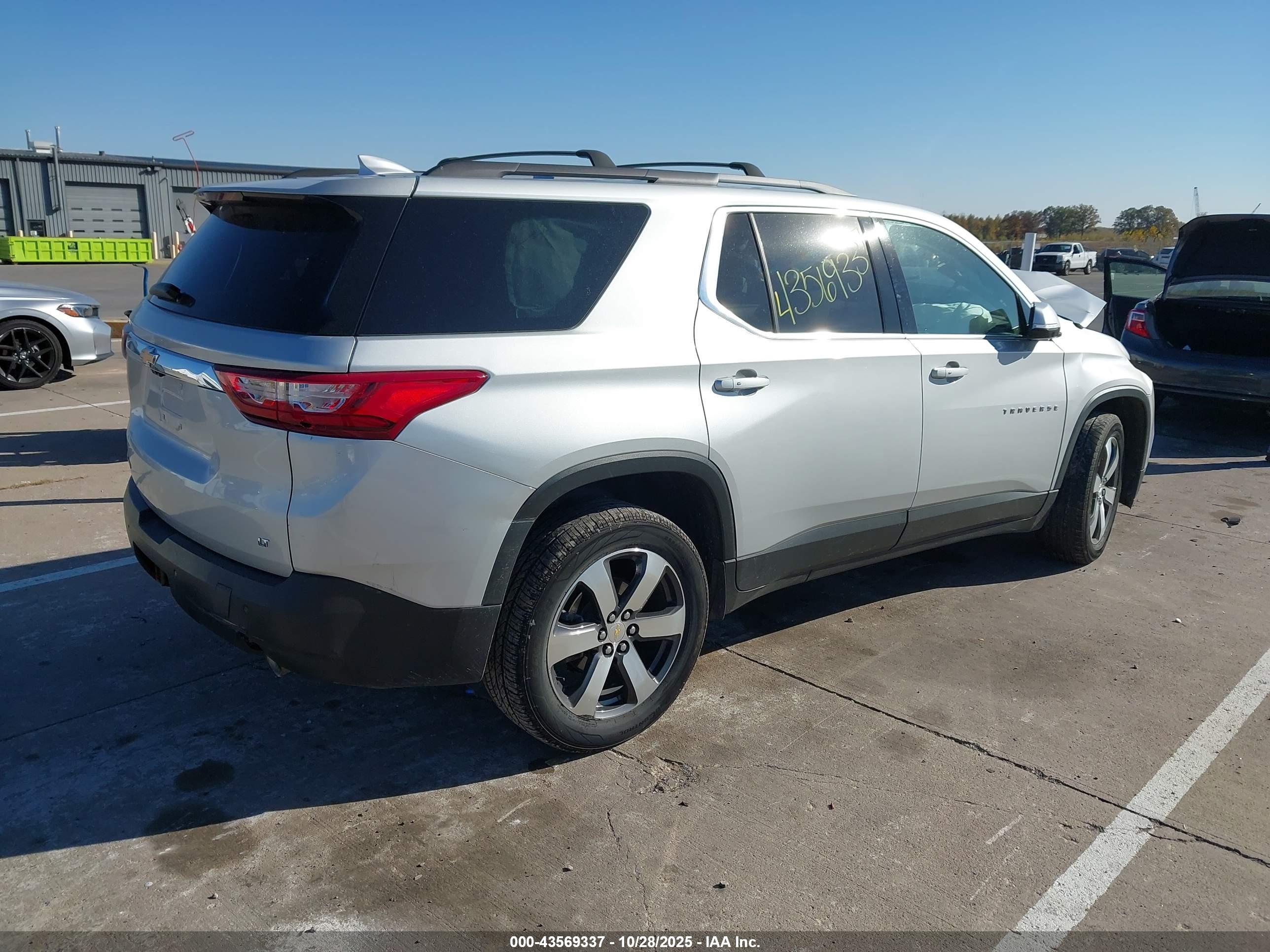 CHEVROLET TRAVERSE image 4