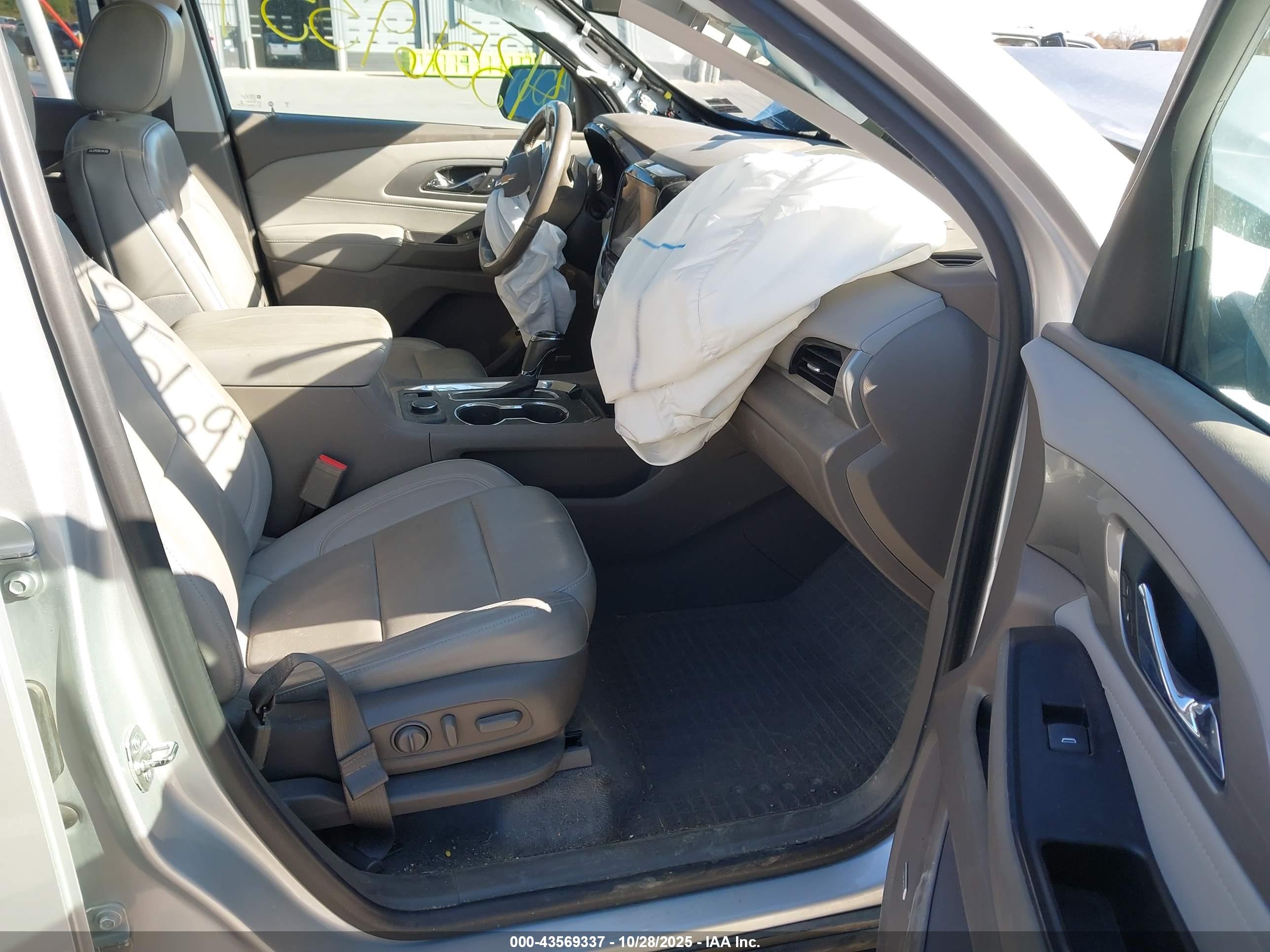 CHEVROLET TRAVERSE image 5