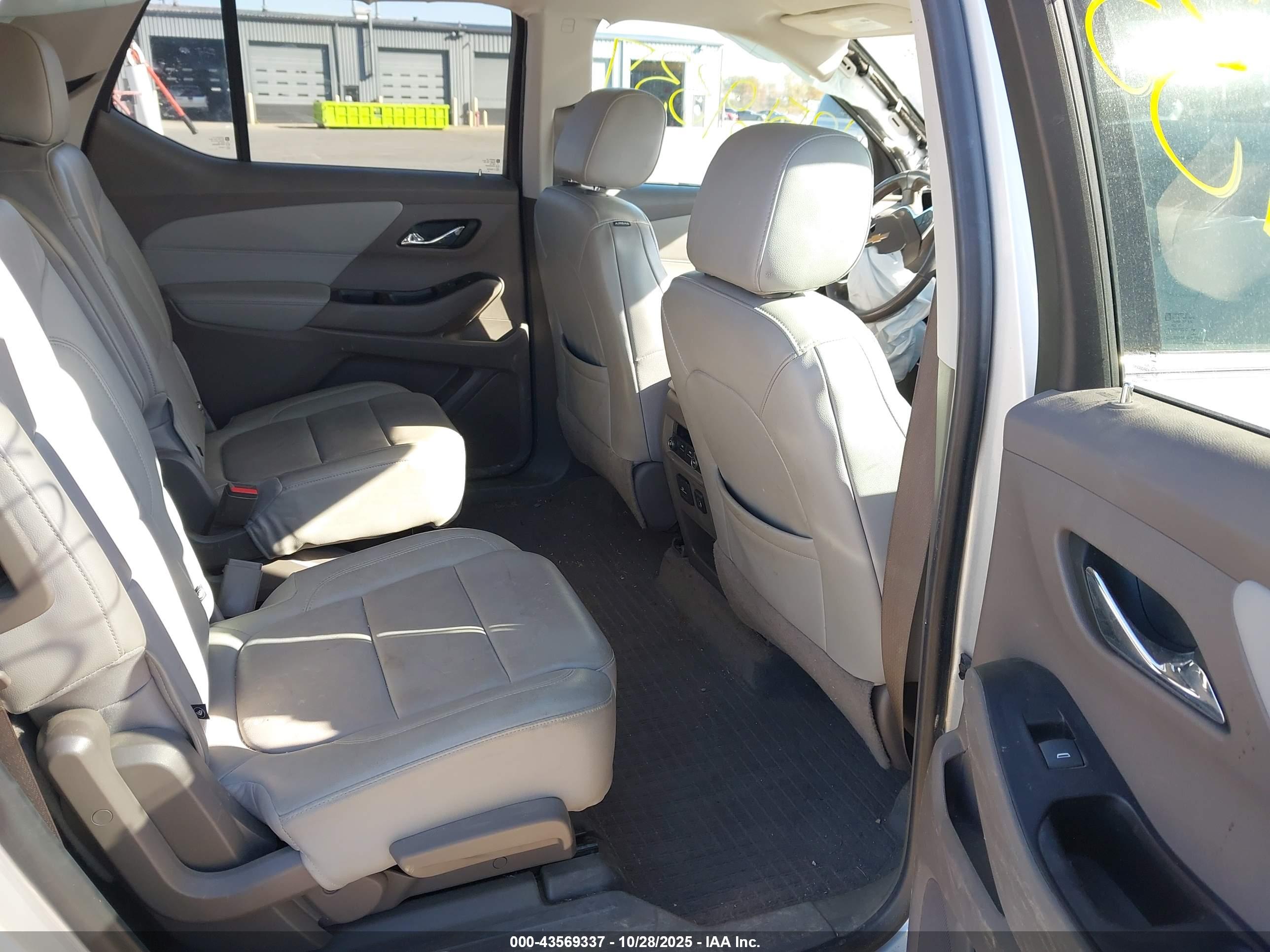 CHEVROLET TRAVERSE image 8
