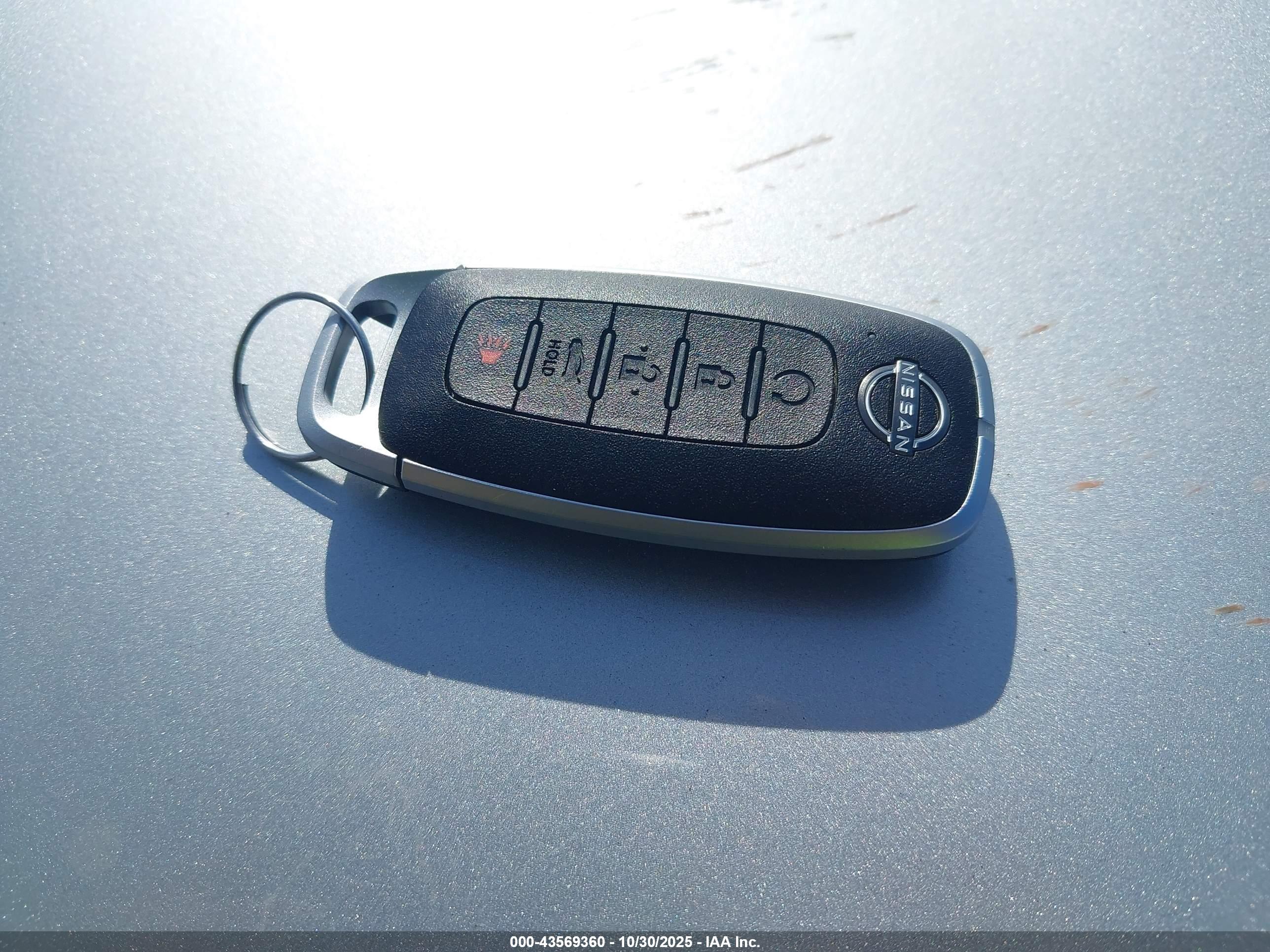 NISSAN VERSA image 11