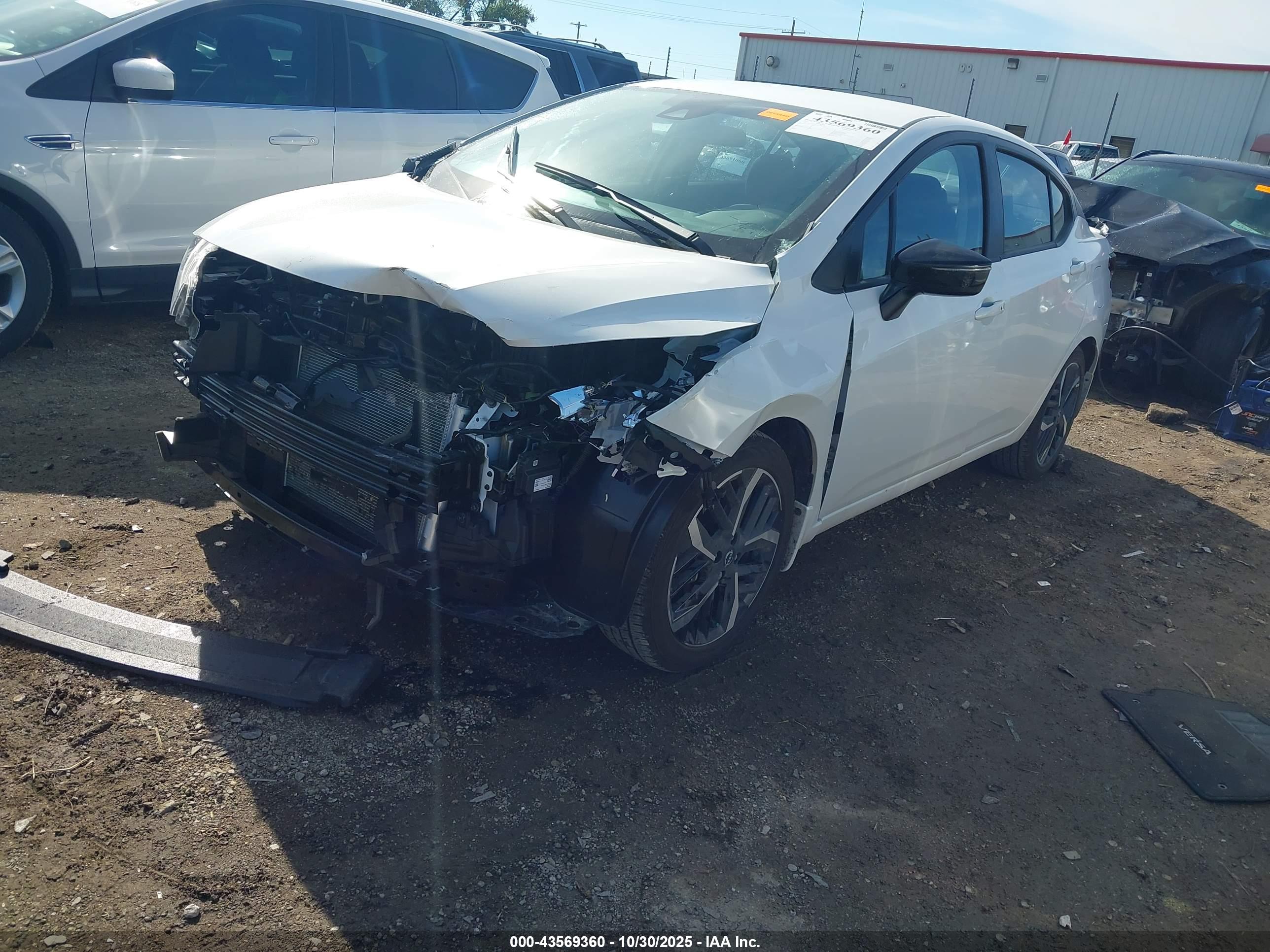 NISSAN VERSA image 2