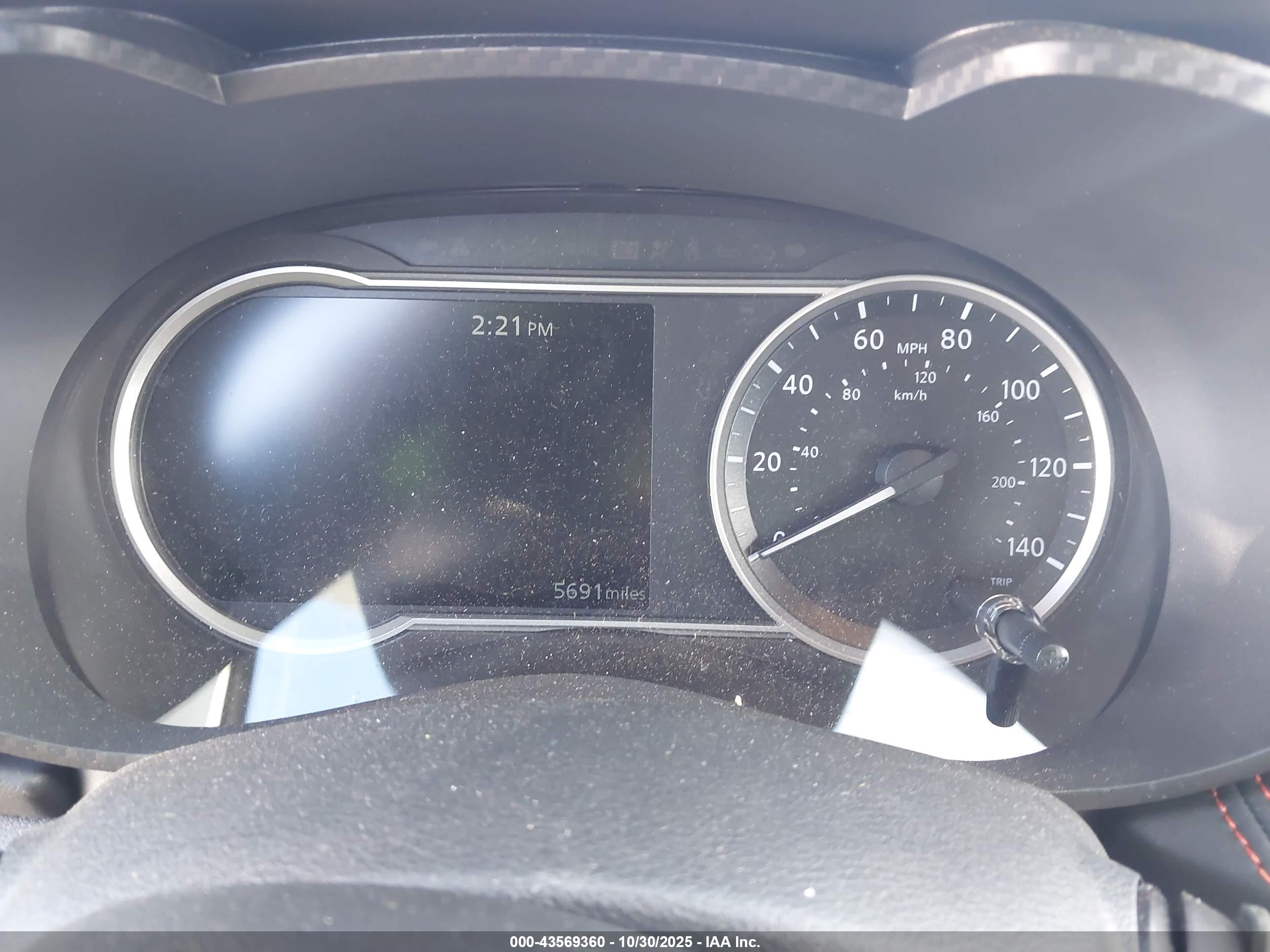 NISSAN VERSA image 7