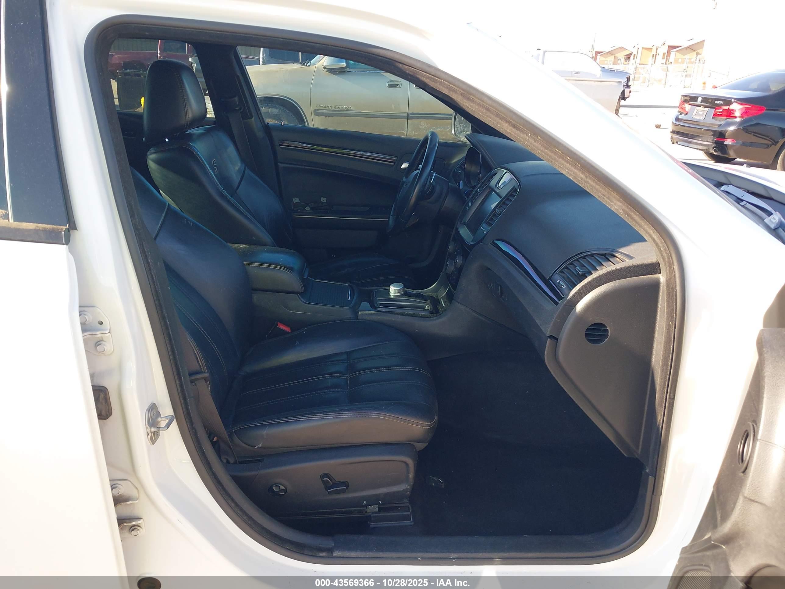 CHRYSLER 300 image 5