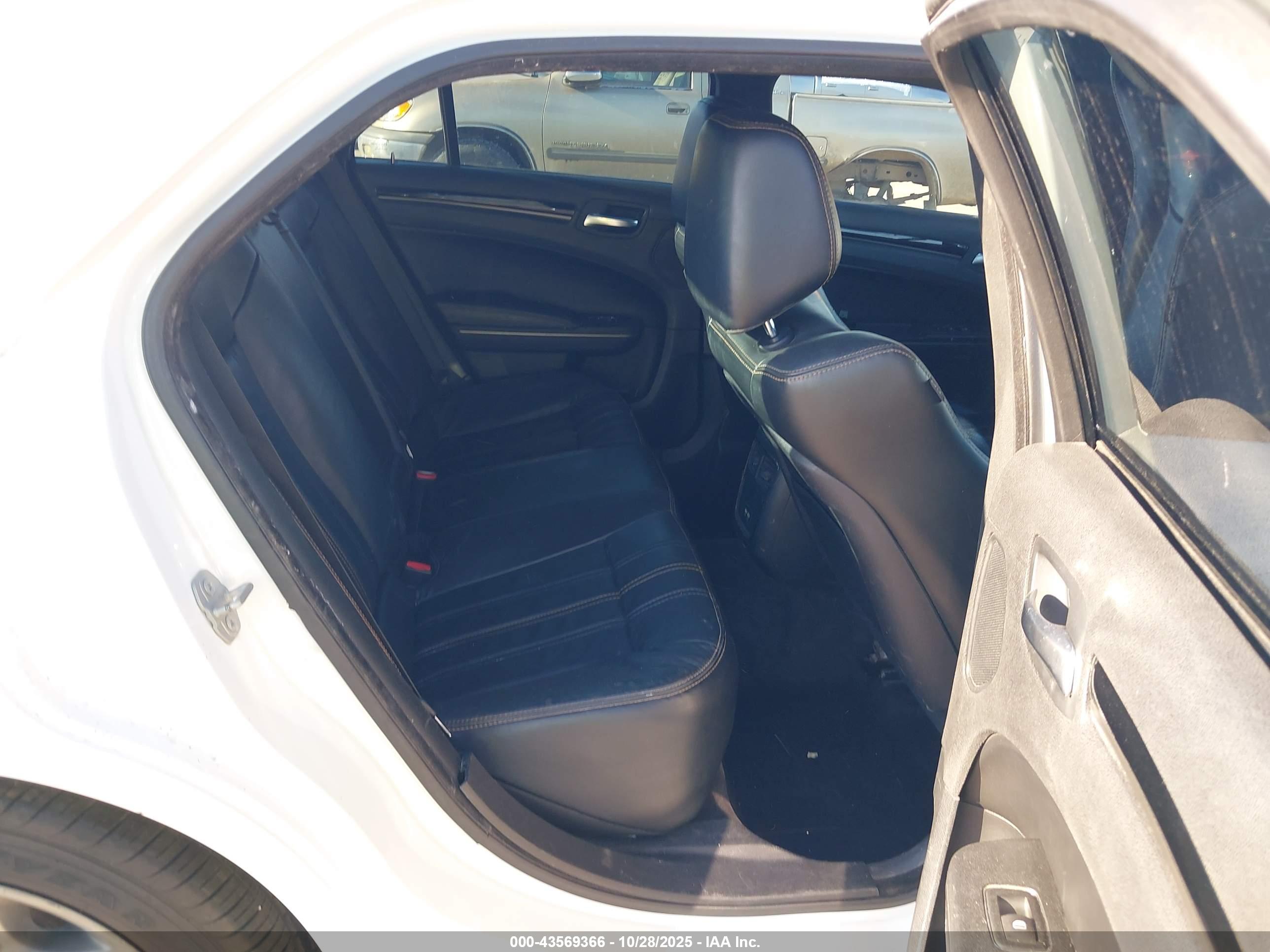 CHRYSLER 300 image 8