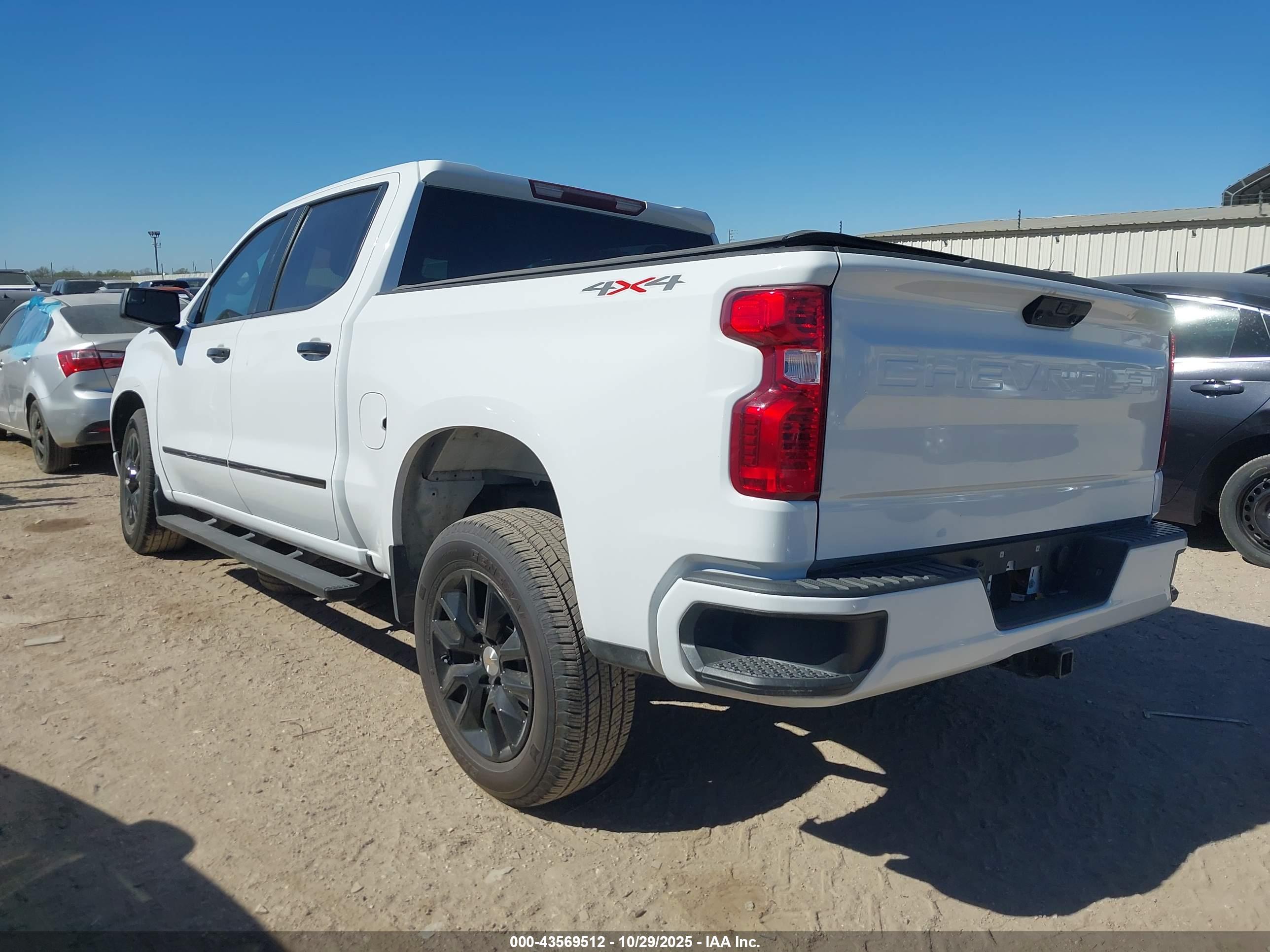 CHEVROLET SILVERADO image 3