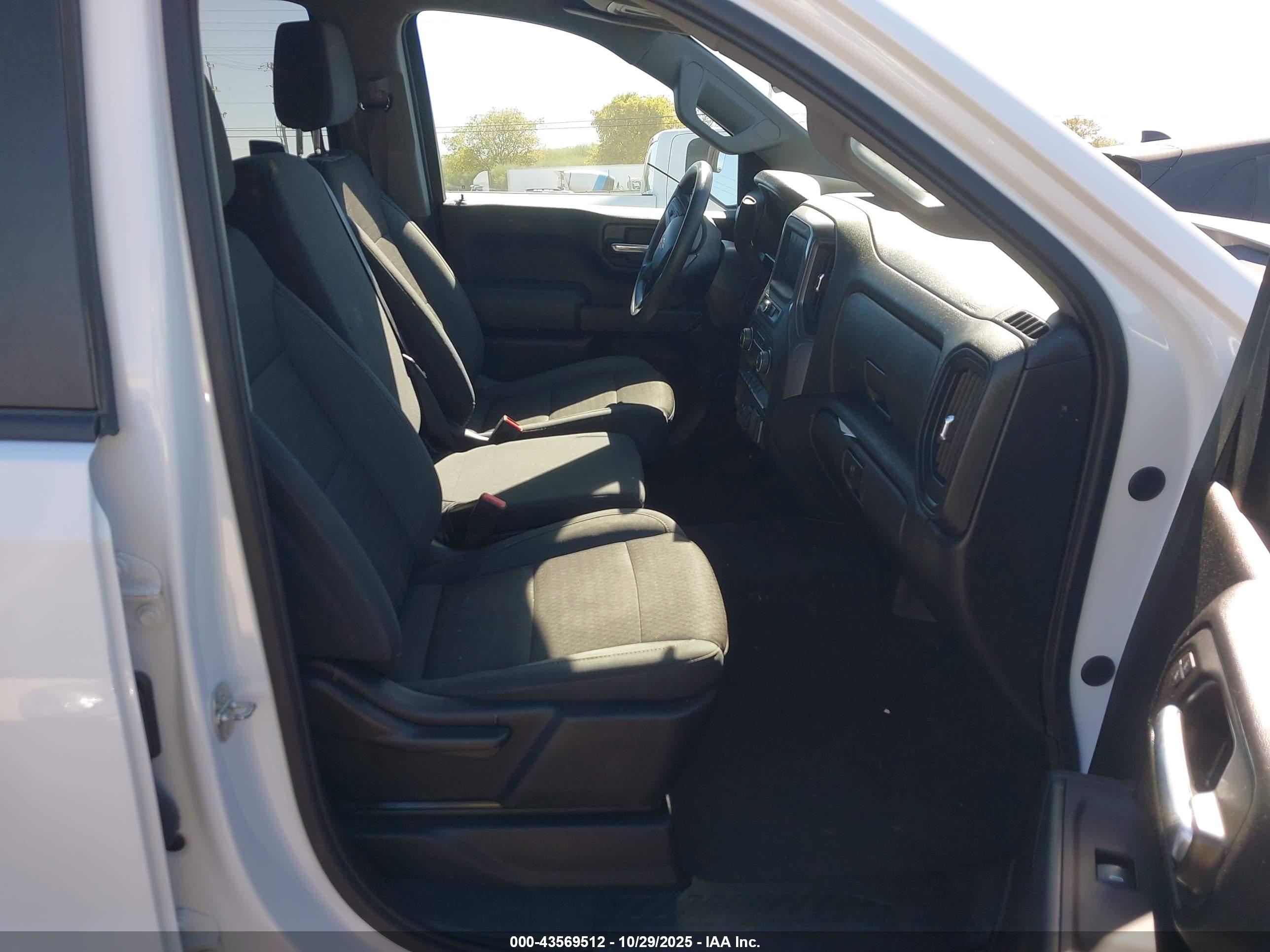 CHEVROLET SILVERADO image 5